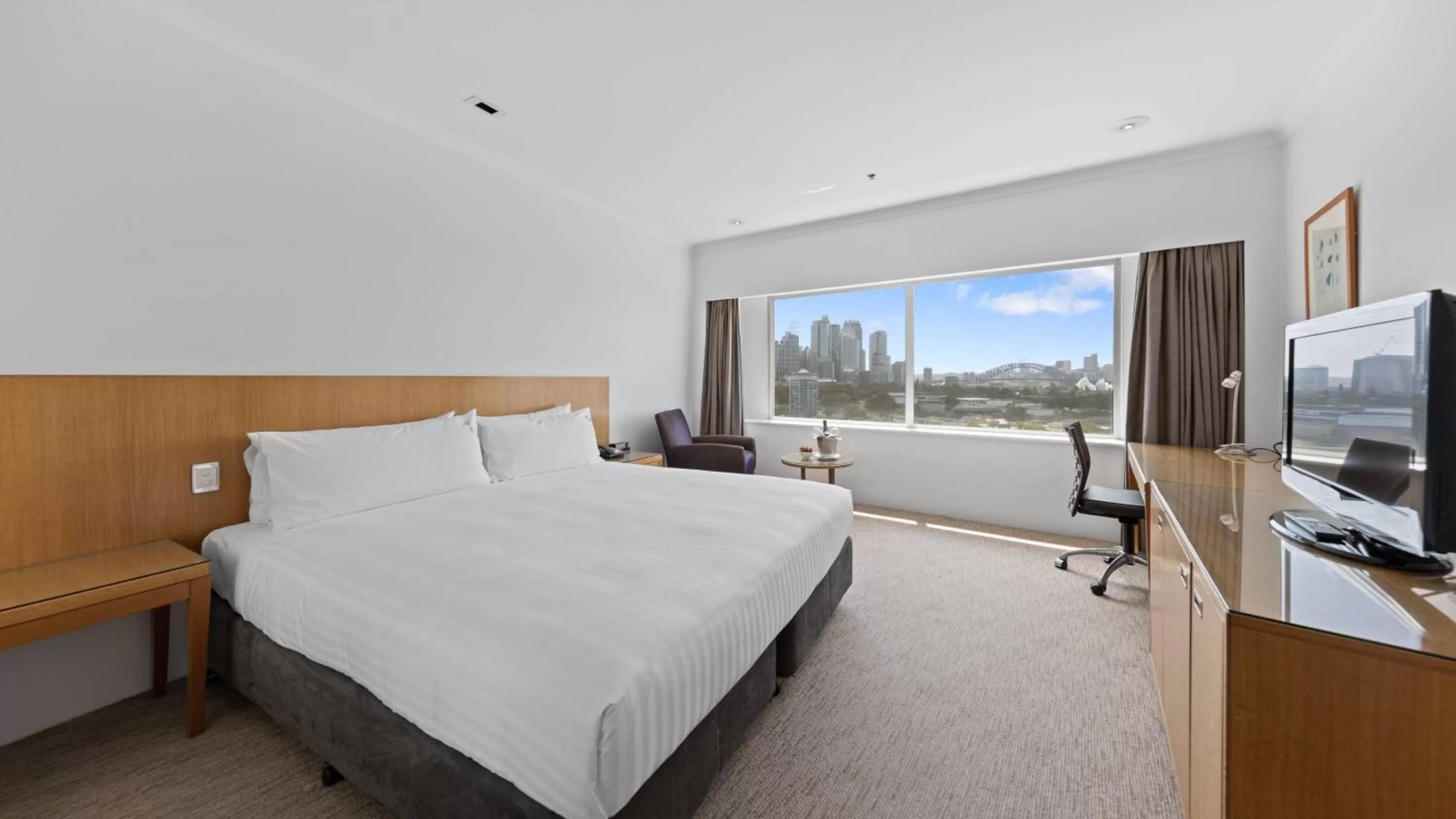 Photo of the whole room, Bed in Holiday Inn Sydney Potts Point