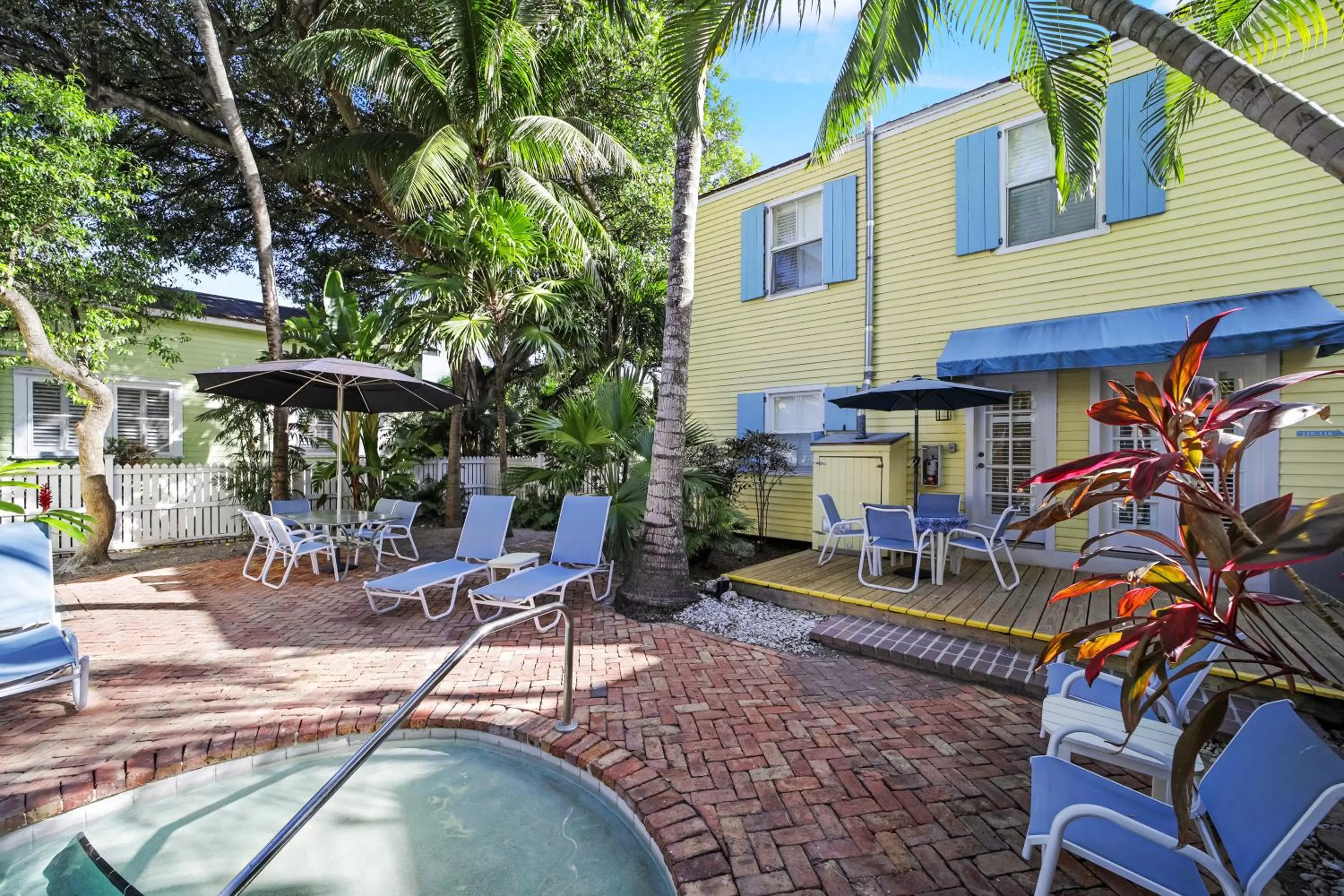 Property building, Swimming Pool in Tranquillity