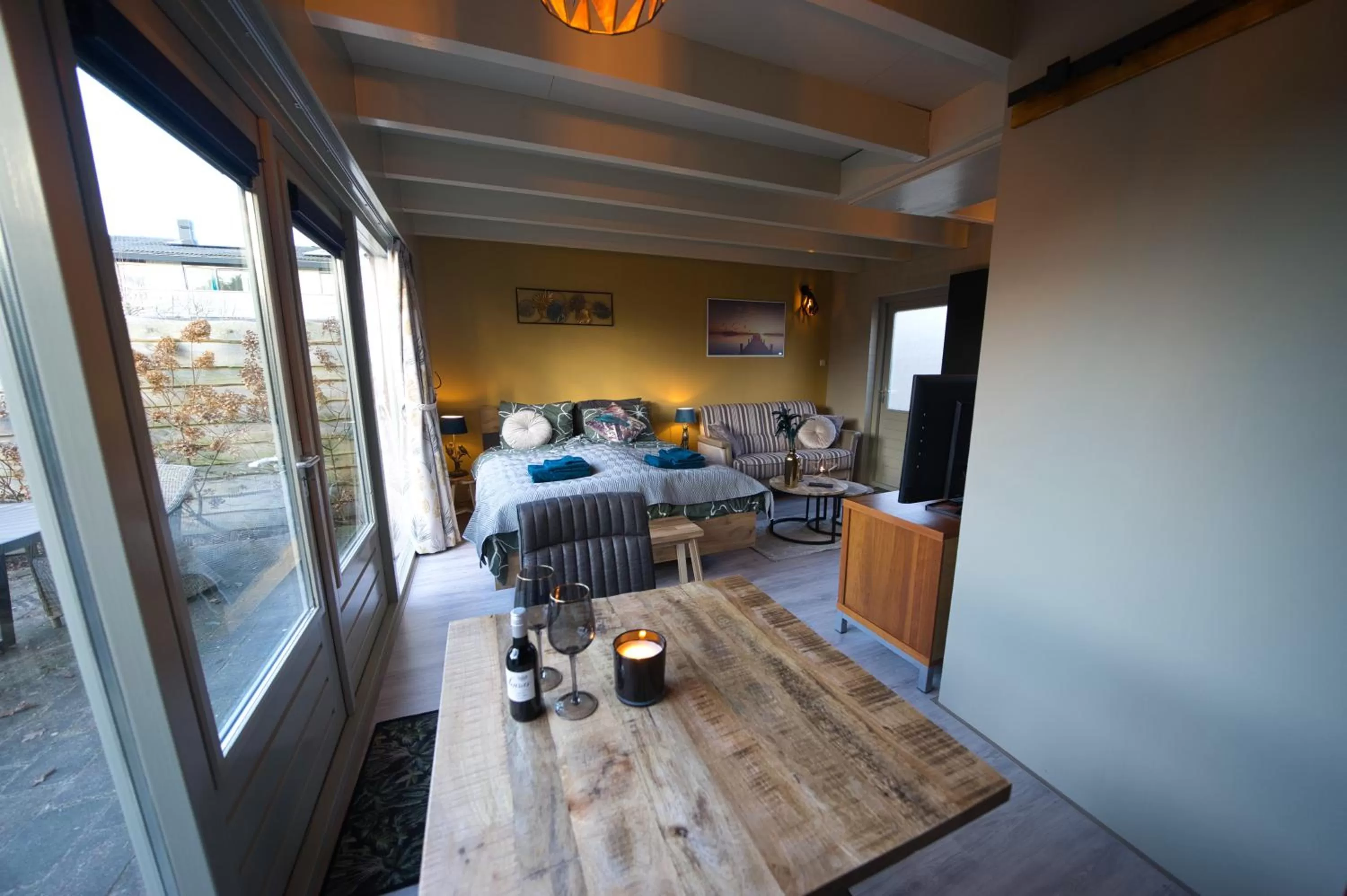 Living room, Restaurant/Places to Eat in bnbheerhugowaard