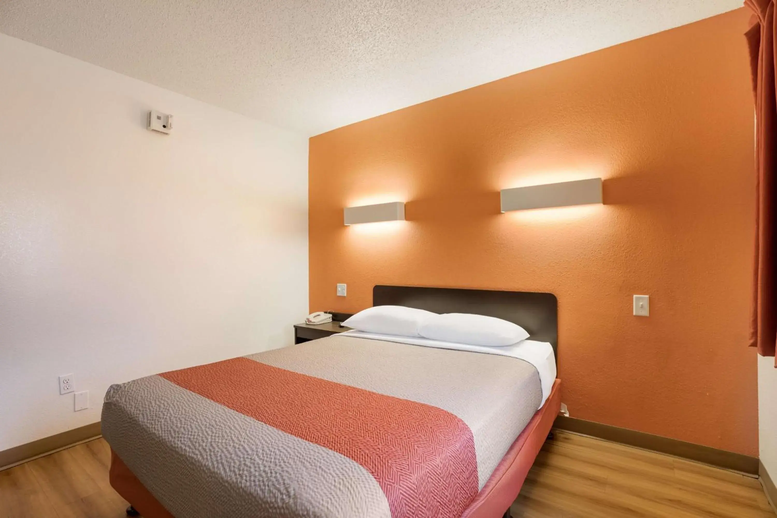 Queen Room in Motel 6-Orlando, FL - International Dr Queen Room in Motel 6-Orlando, FL - International Dr