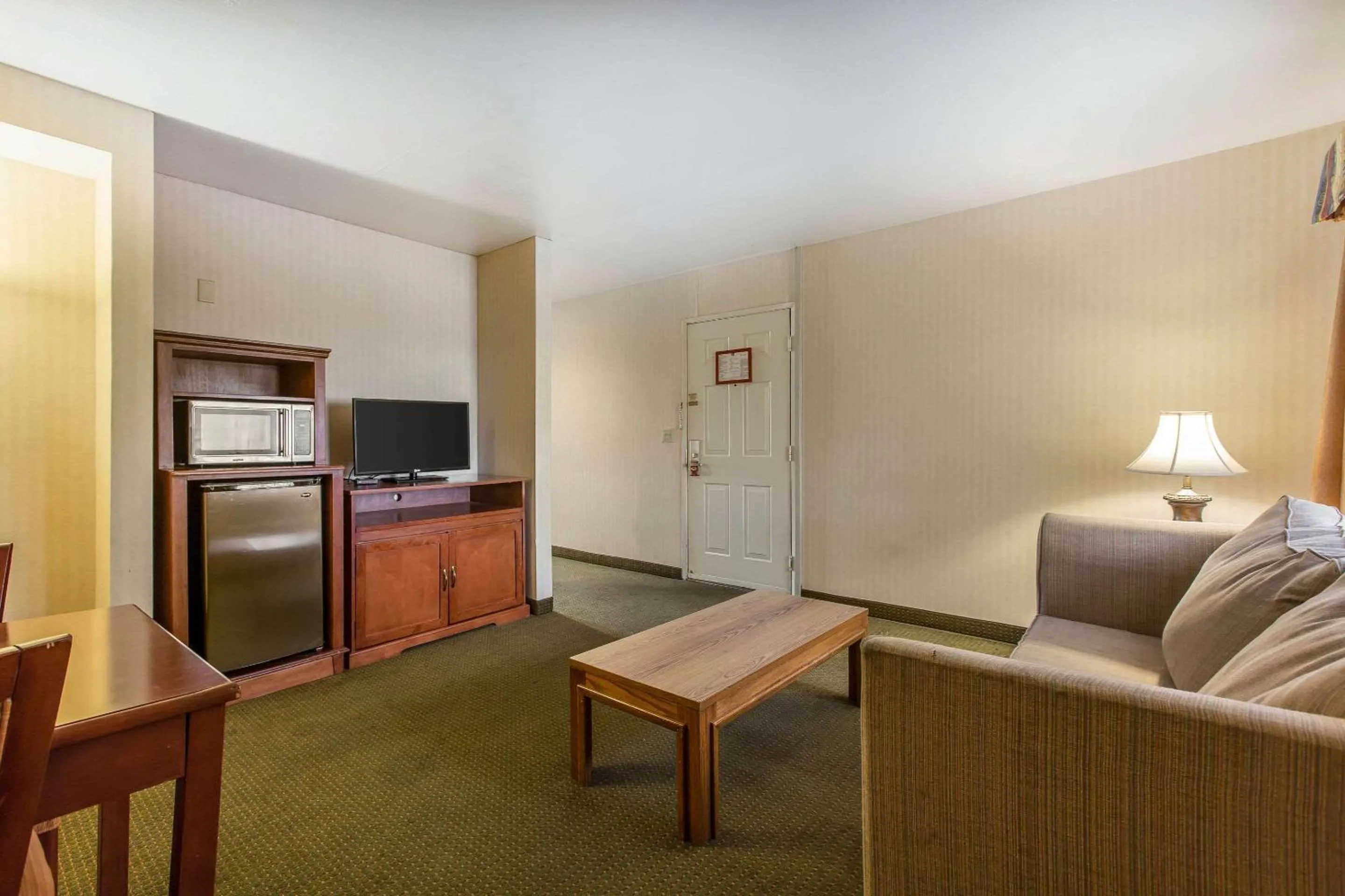 Bedroom in Econo Lodge Inn & Suites Riverside - Corona