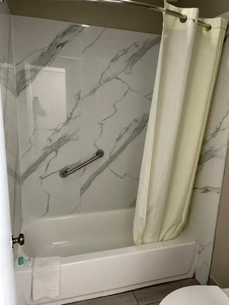 Standard King Room - Smoking in Suburban Studios Standard King Room - Smoking in Suburban Studios