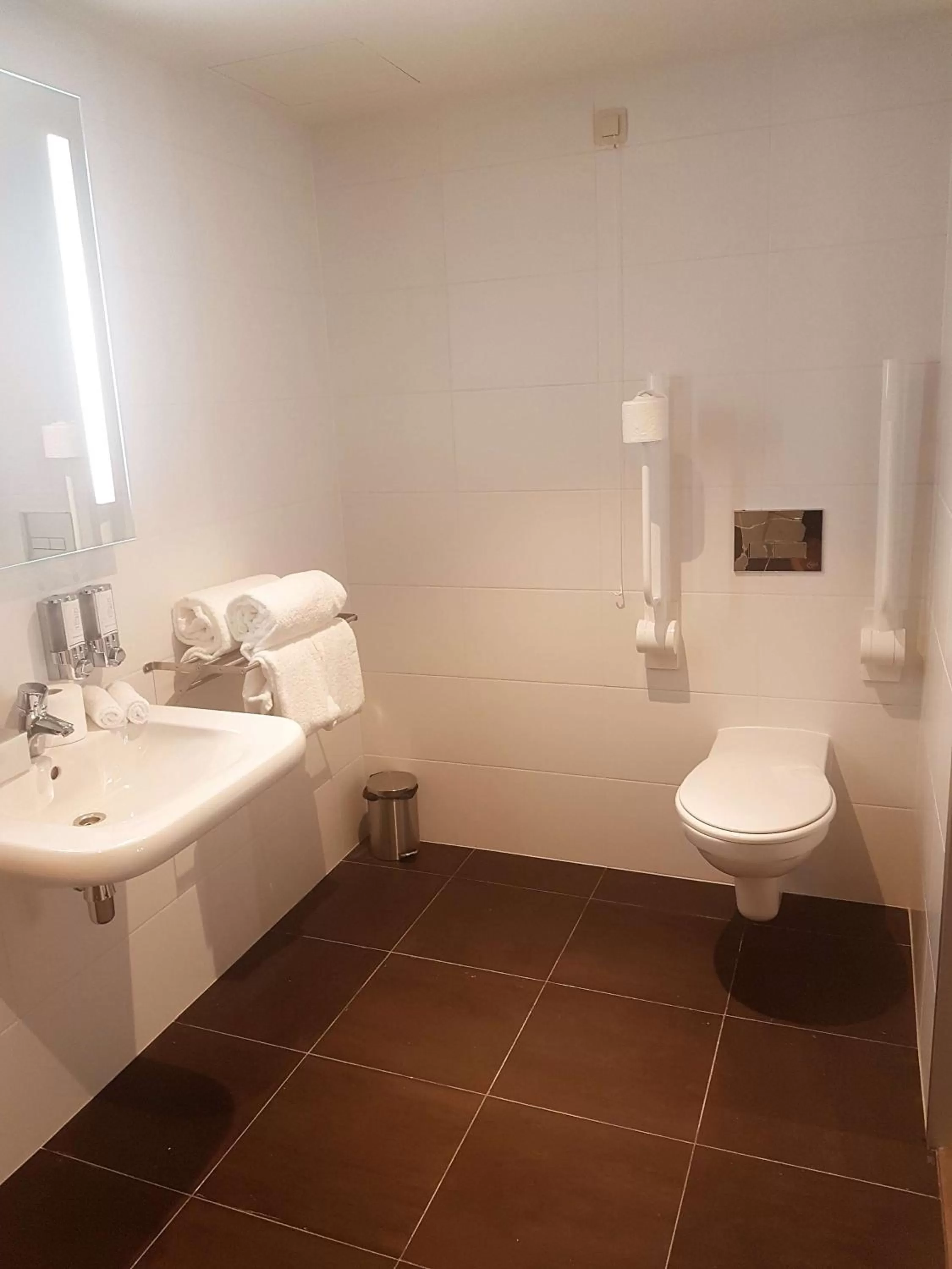 Bathroom in Hampton By Hilton Antwerp Central Station