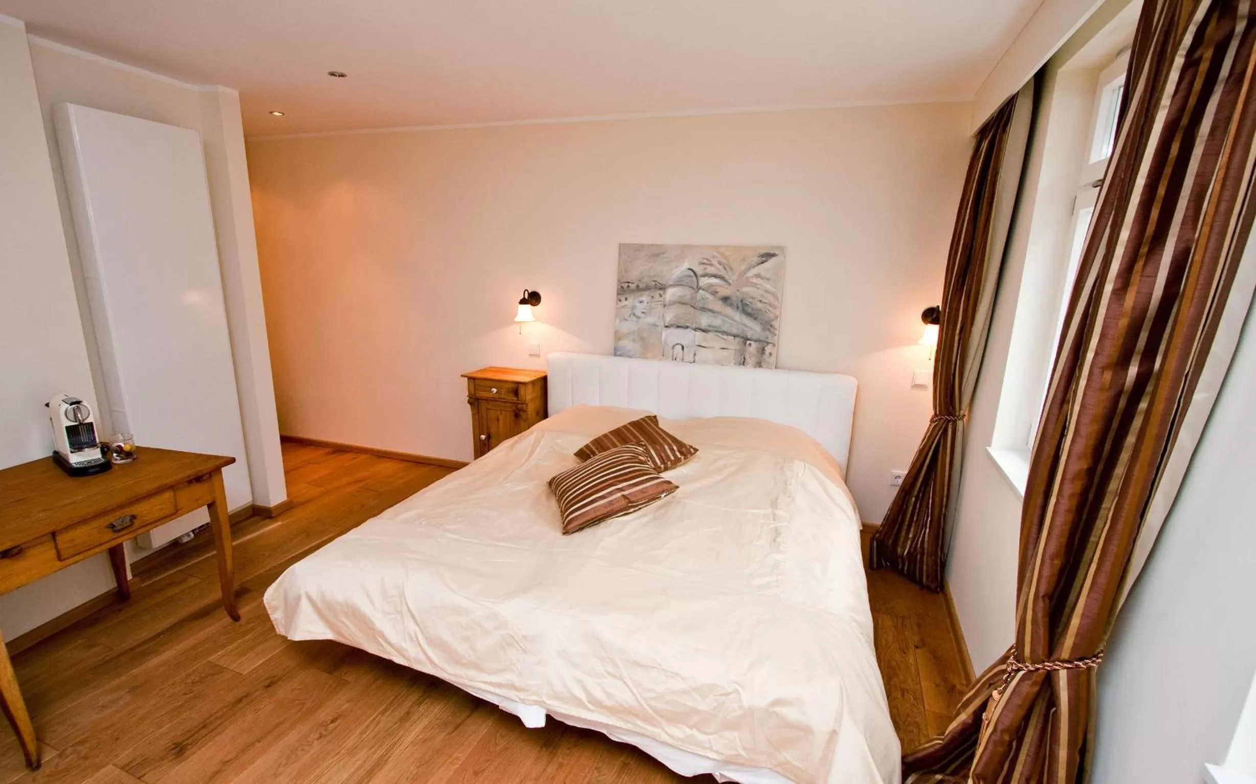 Photo of the whole room, Bed in Konventchen