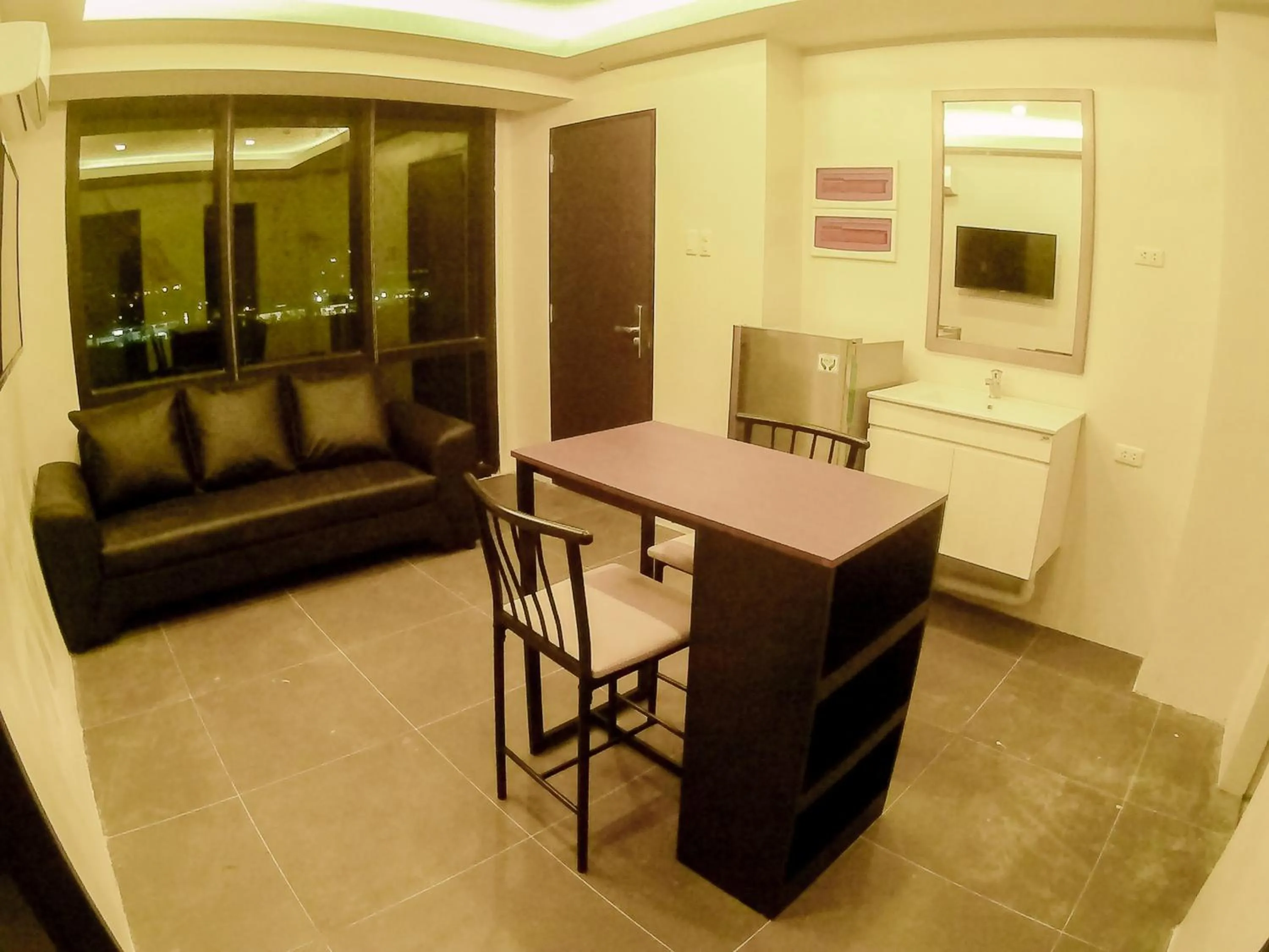 Living room in Mabolo Royal Hotel