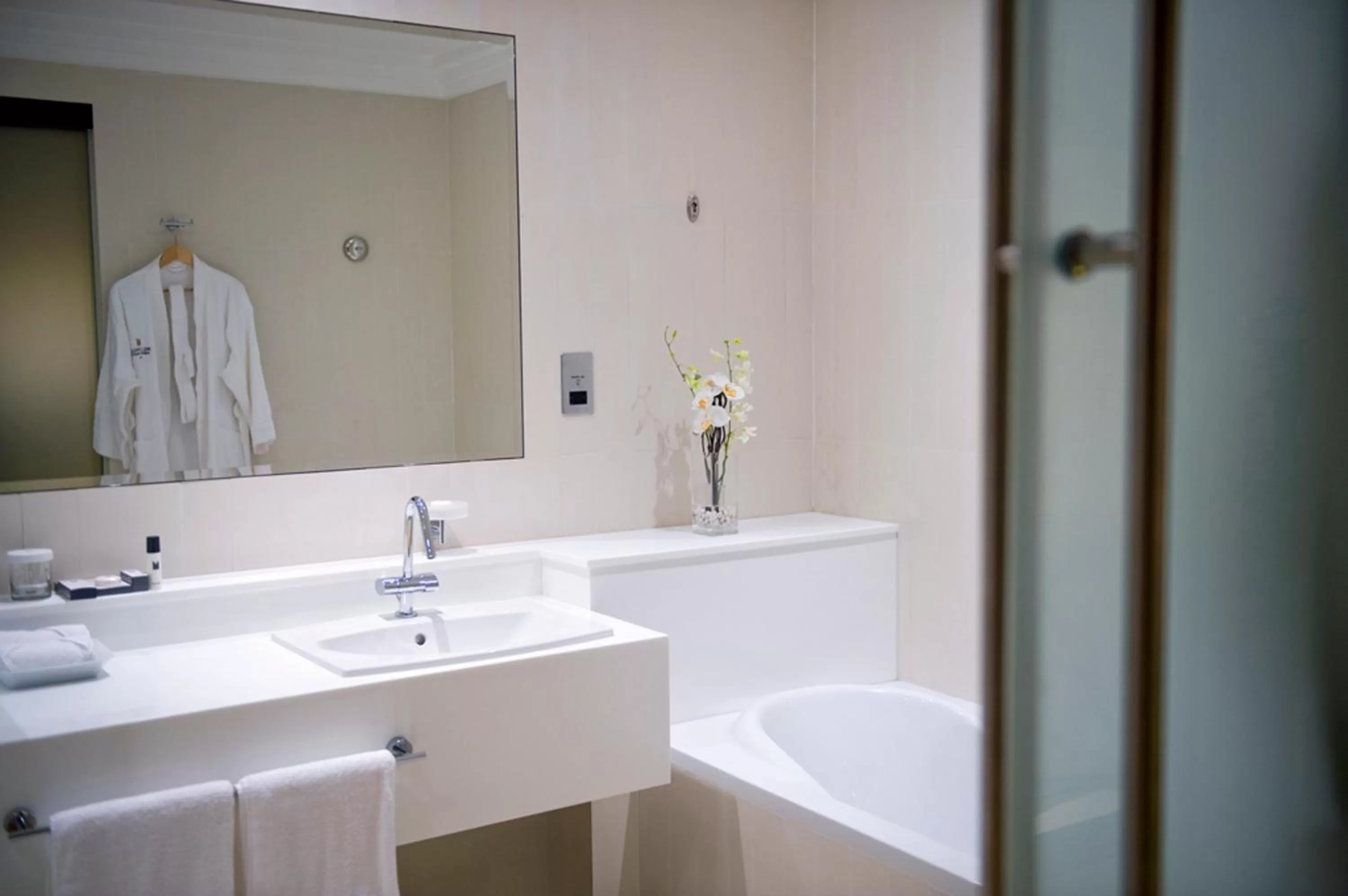 Shower in Millennium Airport Hotel Dubai