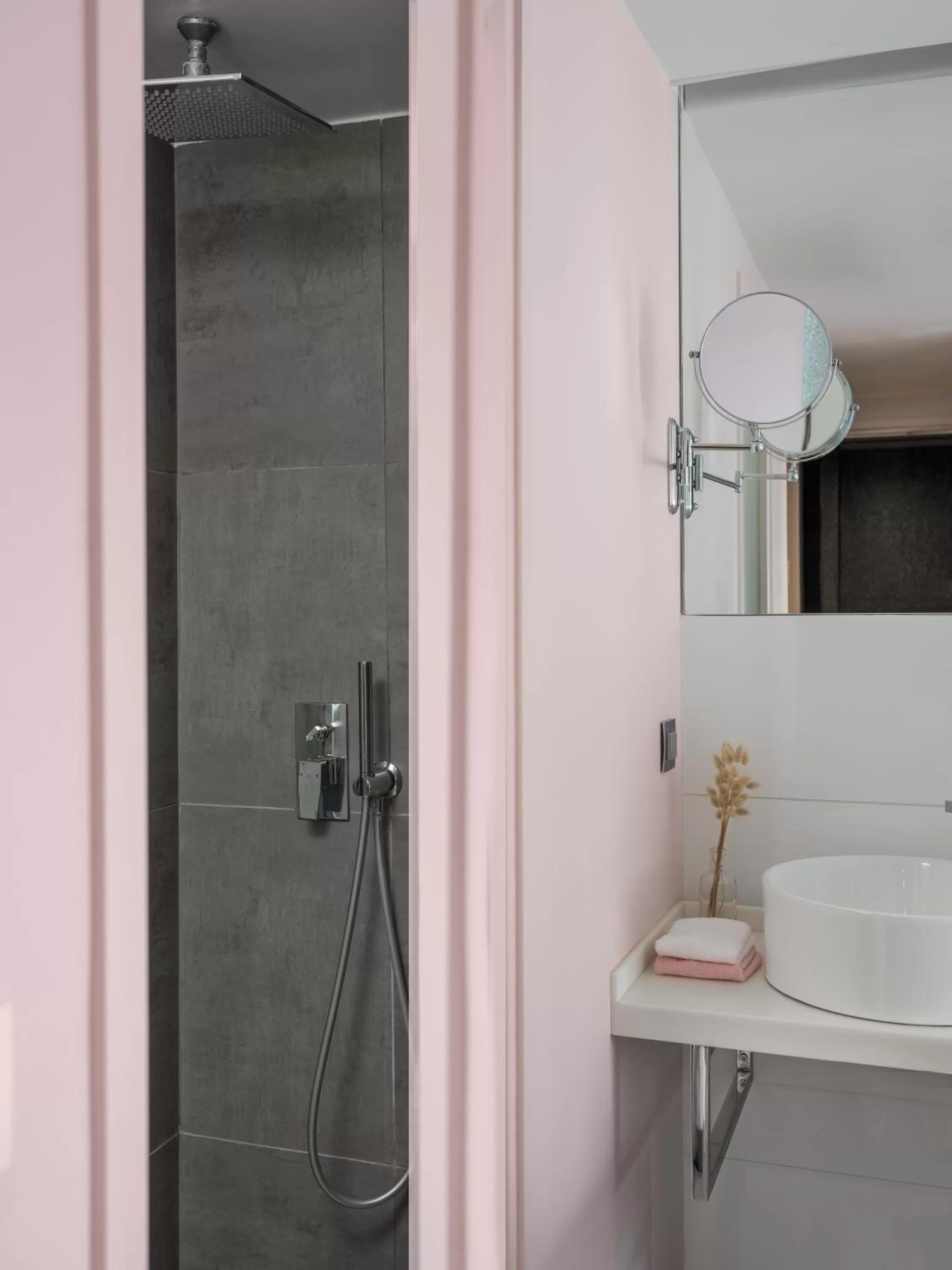 Bathroom in Legend Hôtel Paris