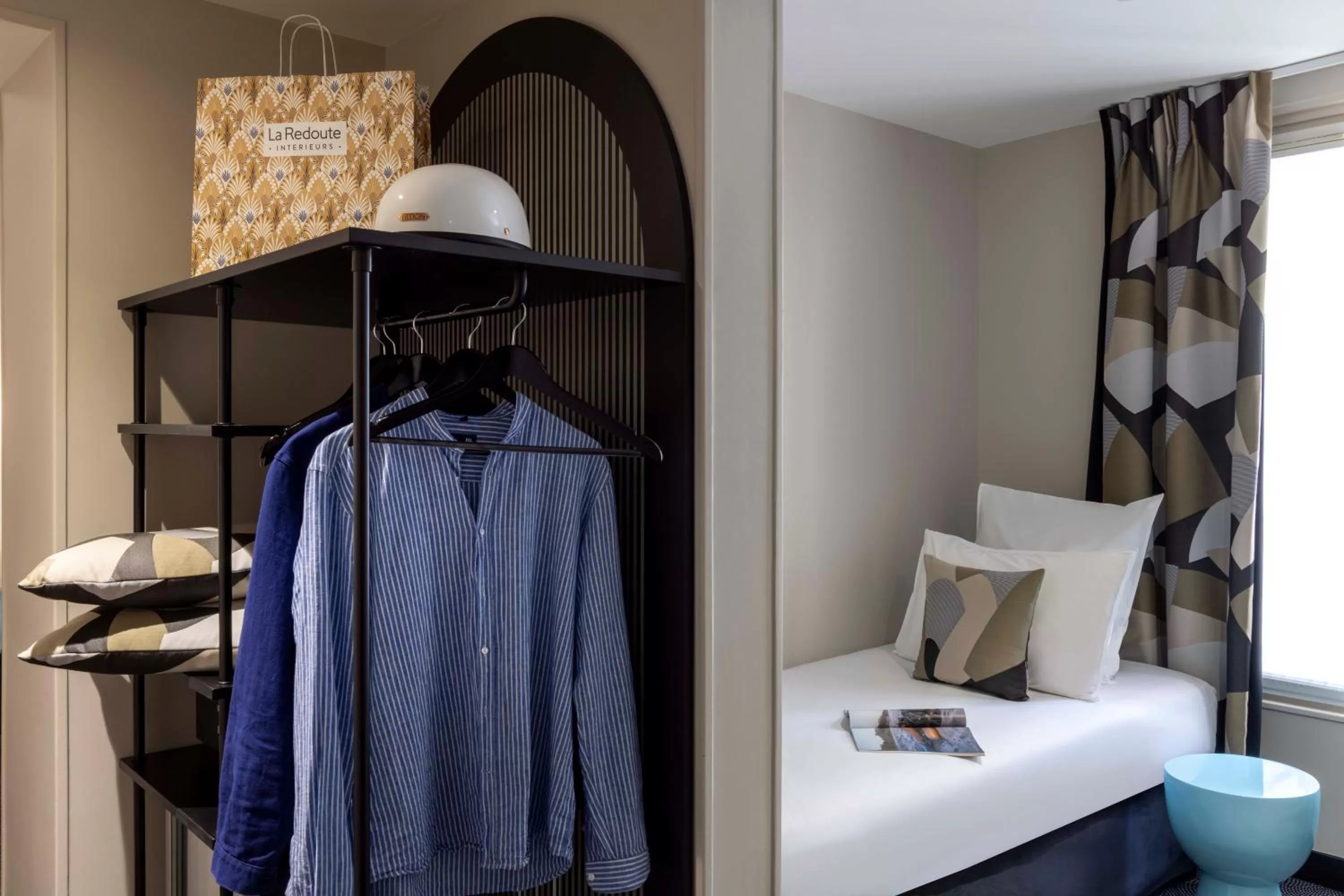 Photo of the whole room, Bed in Hôtel Regina Opéra Grands Boulevards
