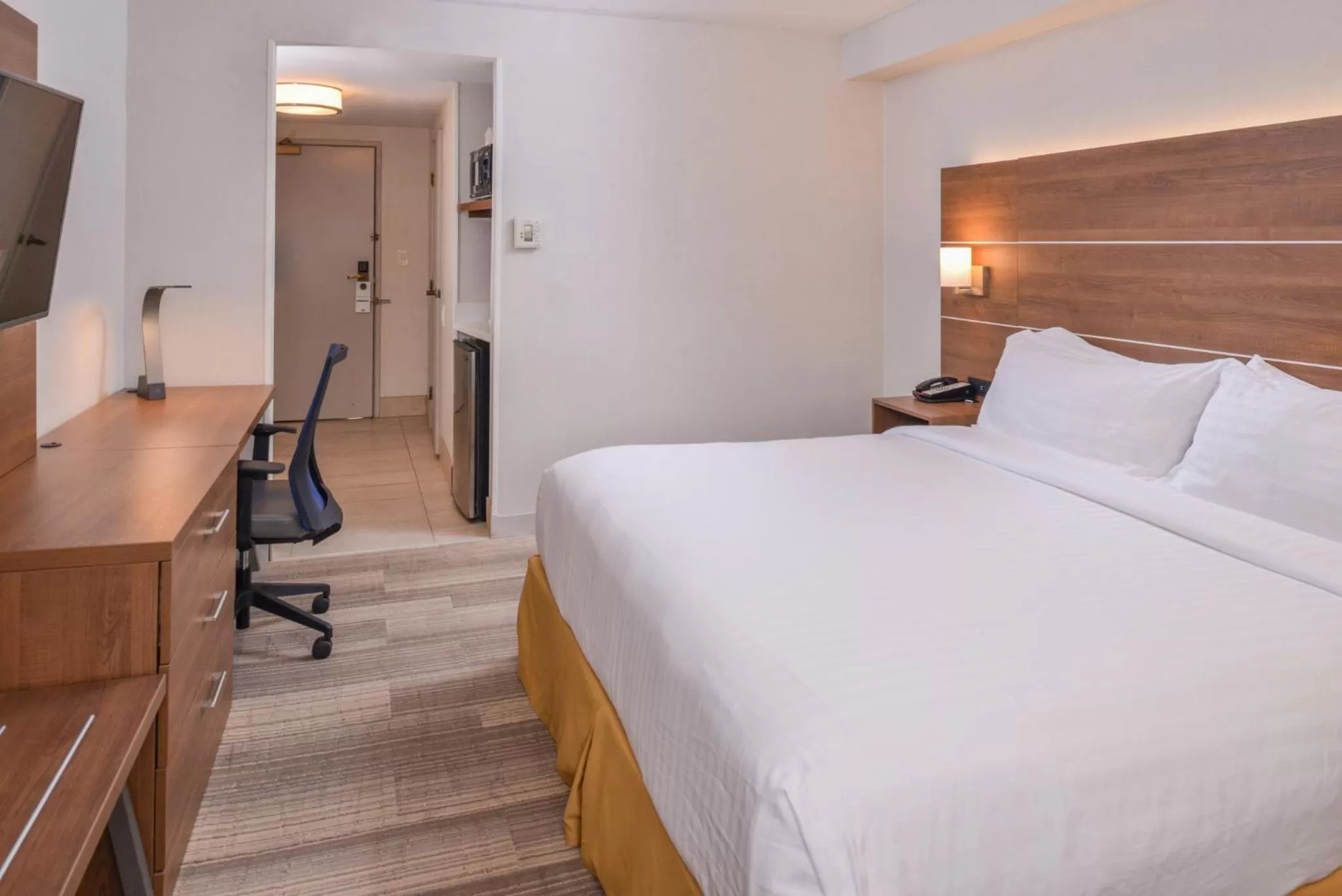 Photo of the whole room, Bed in Holiday Inn Express Palm Desert by IHG