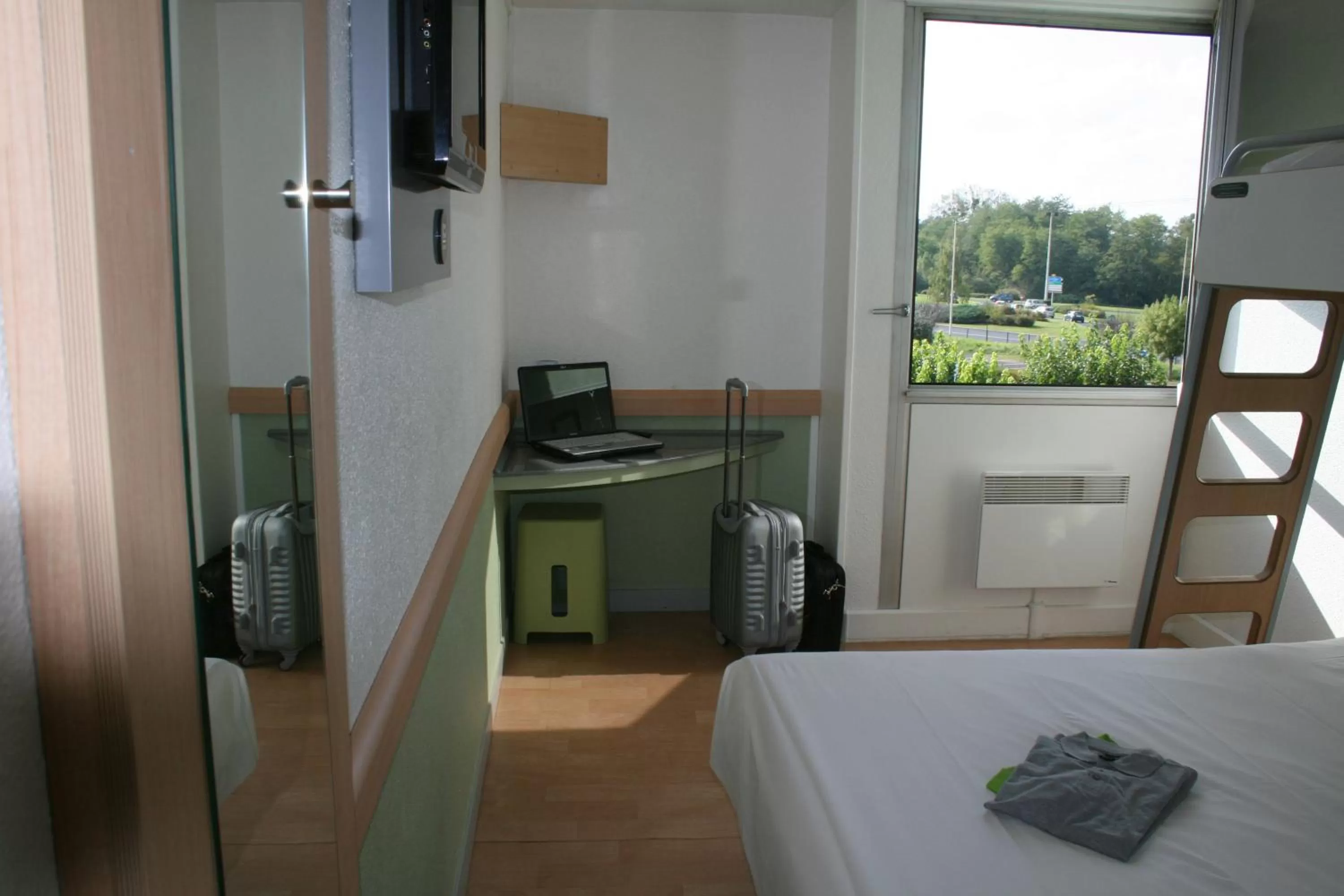 Photo of the whole room, Bed in ibis Budget Thiers