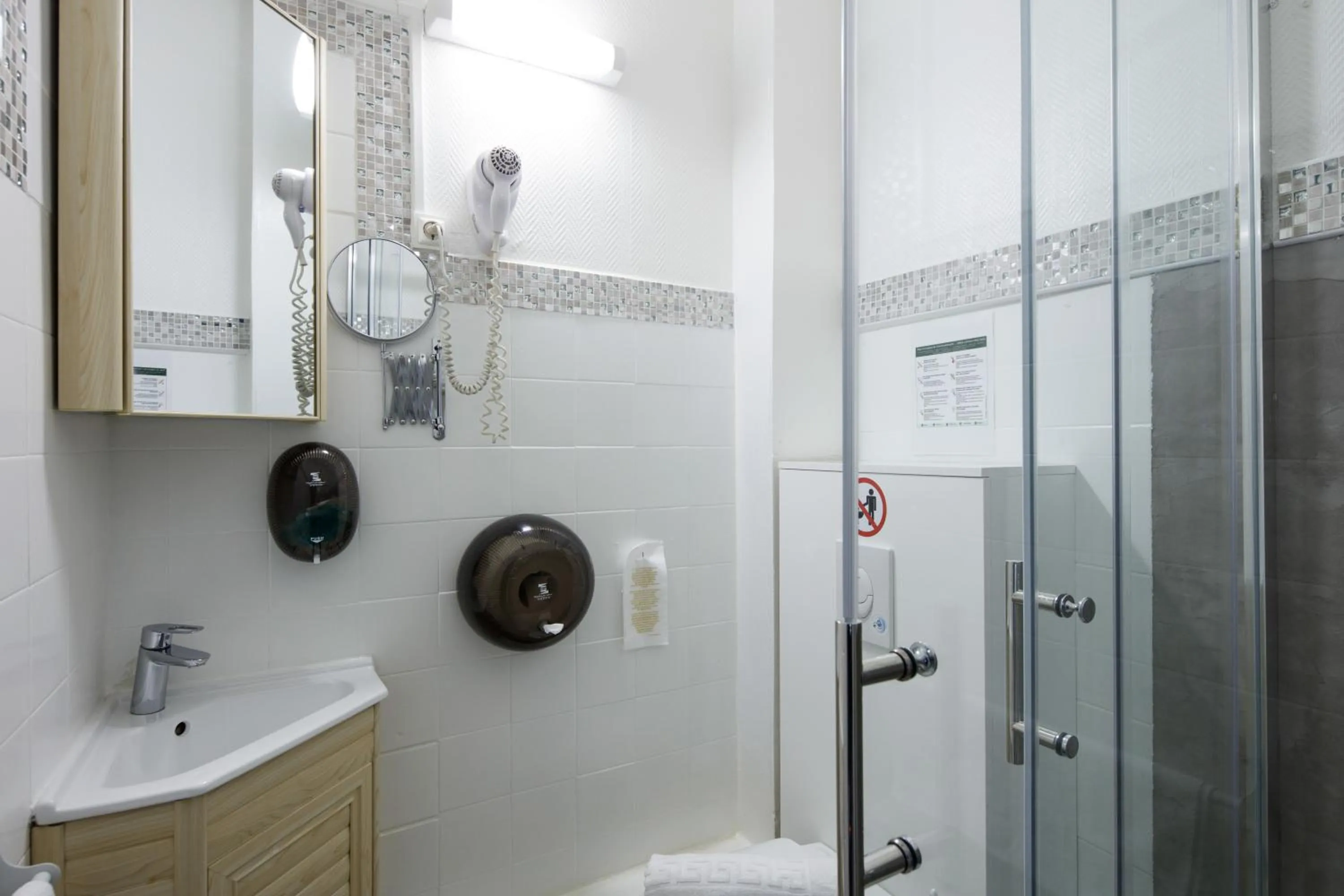 Shower in Hotel Astoria