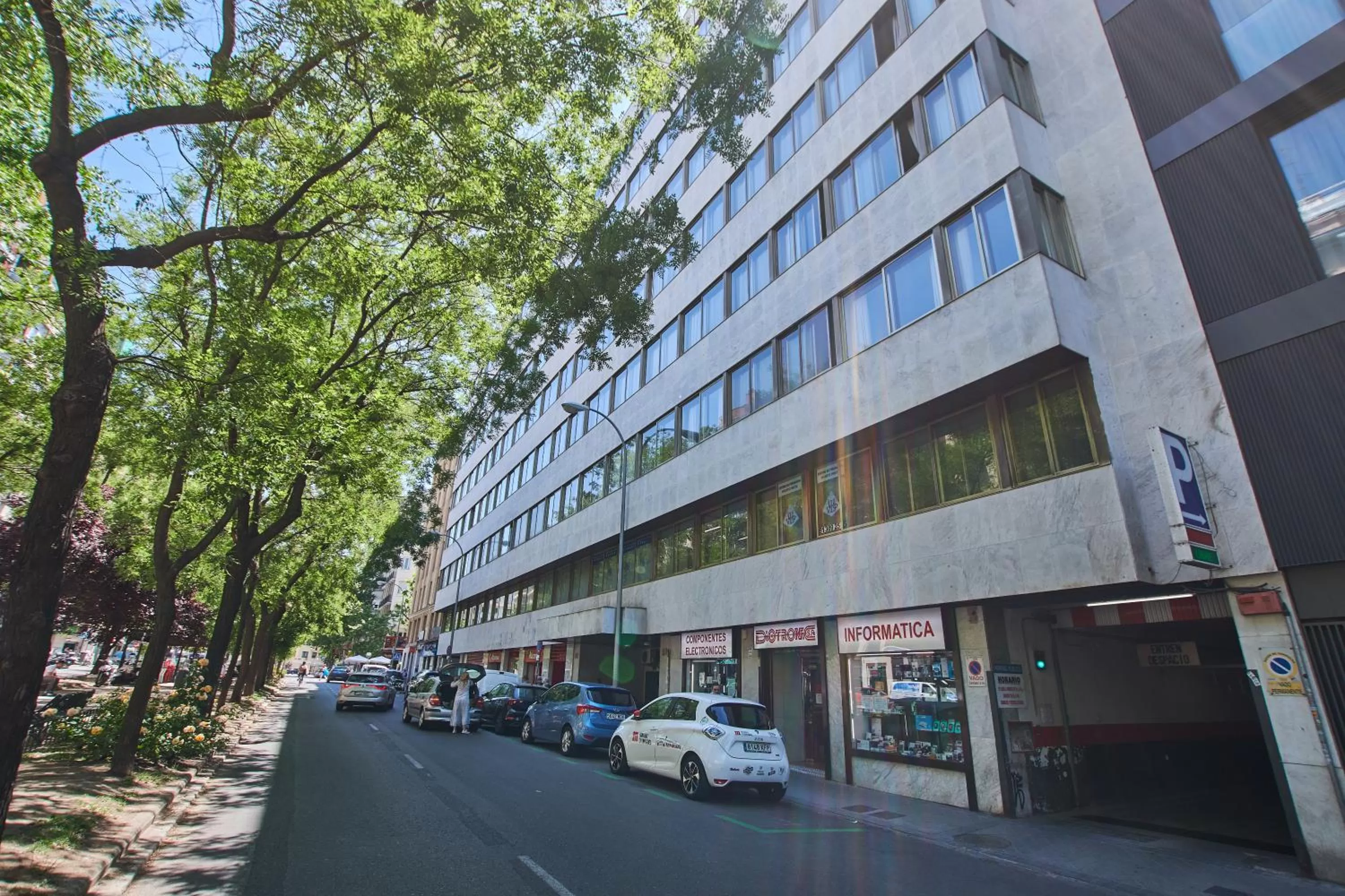 Property building in Apartamentos Juan Bravo