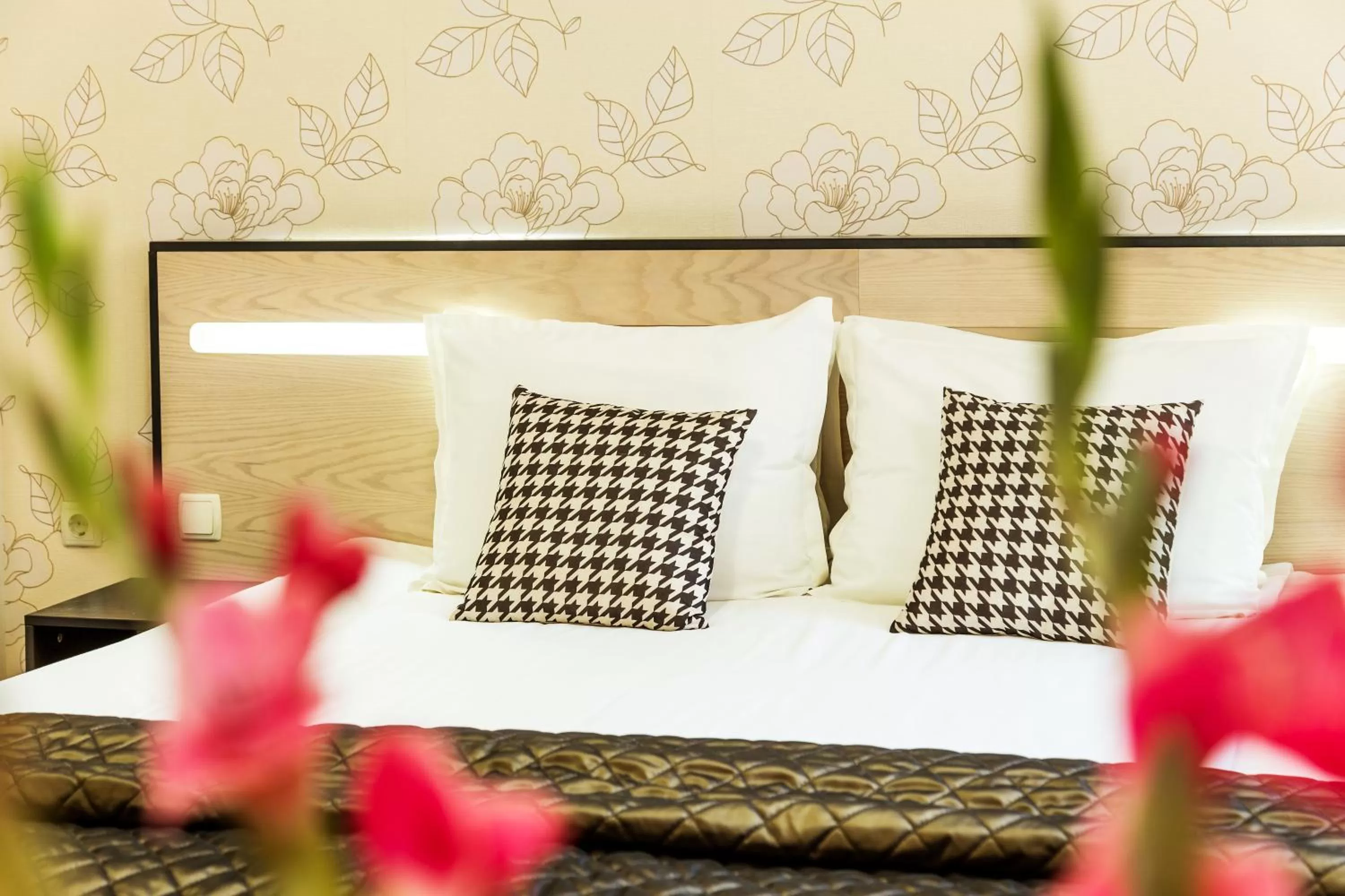 Bed in City Avenue Hotel by HMG-Free Parking-Free Wi-Fi