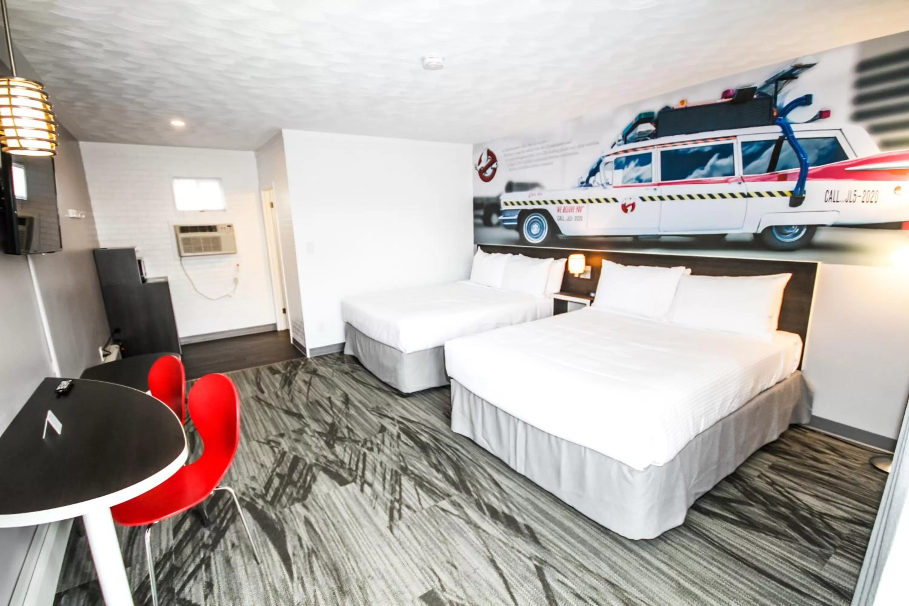 Photo of the whole room, Bed in Cadillac Motel Niagara