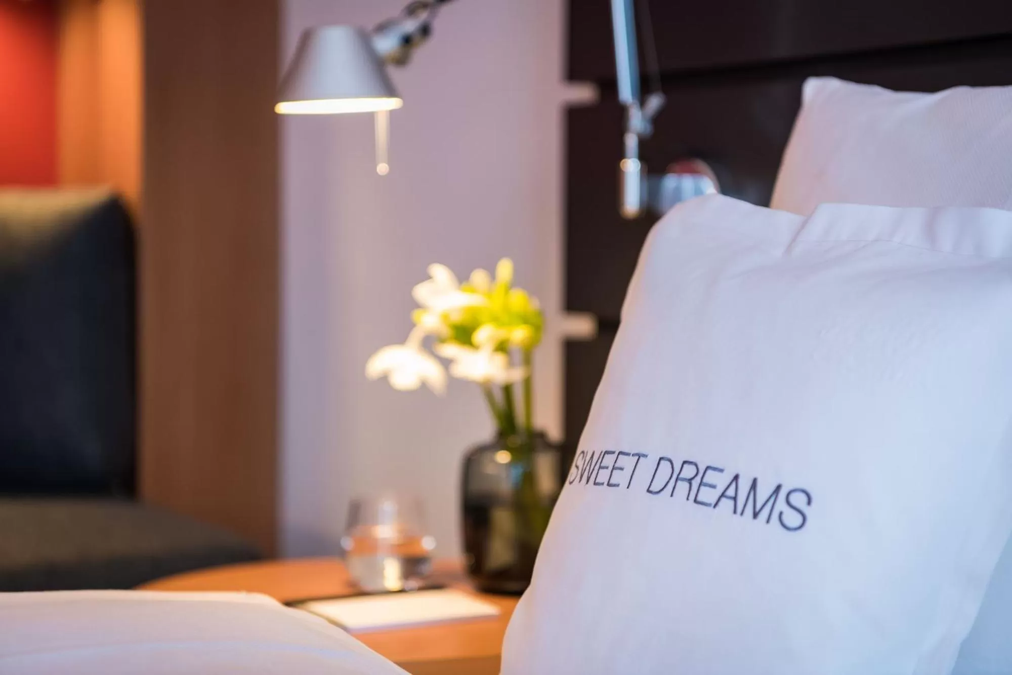 Bed in THE MADISON Hotel Hamburg