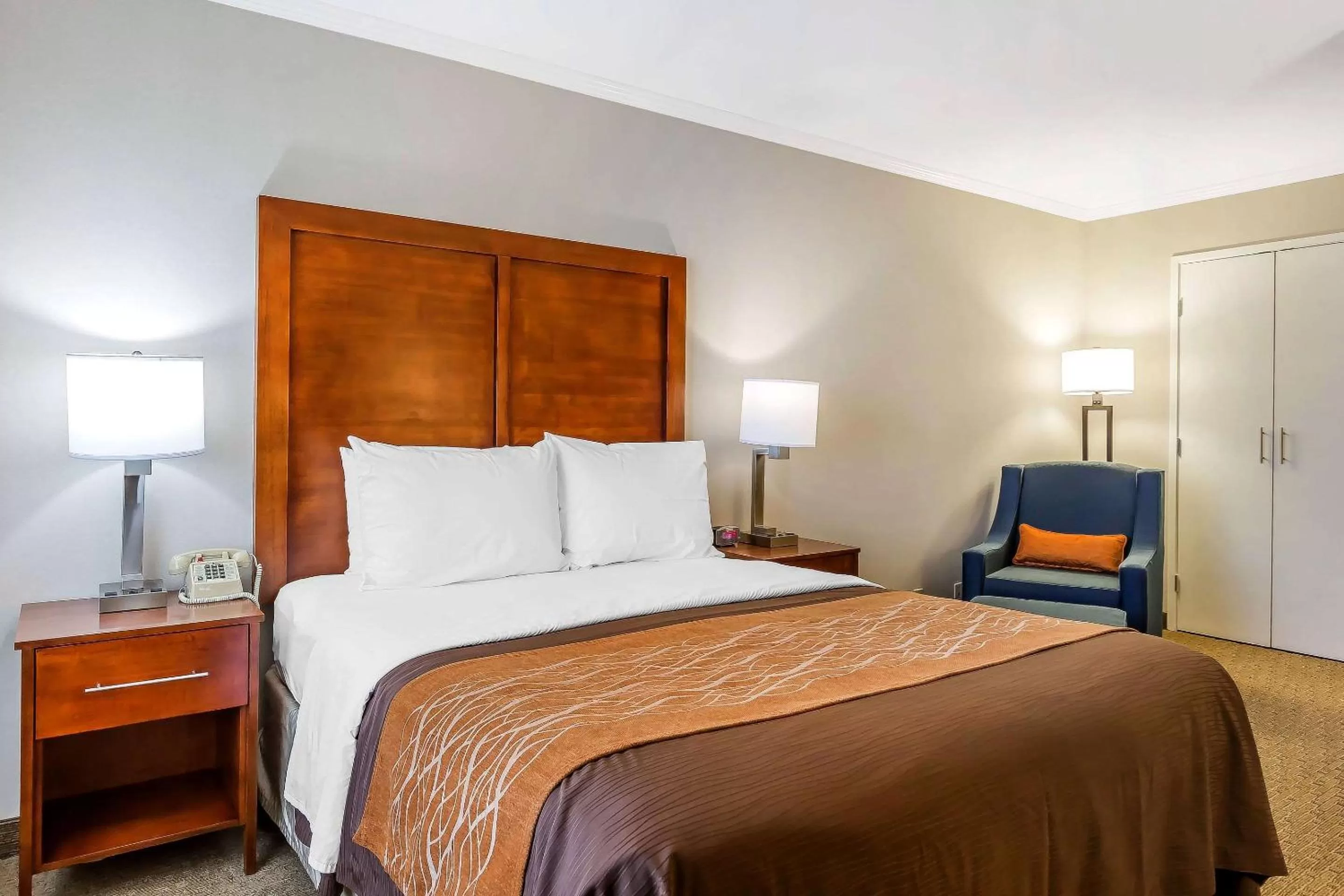 Standard Room, 1 Queen Bed, Accessible Tub, Non Smoking, Courtyard View in Comfort Inn Santa Monica - West Los Angeles