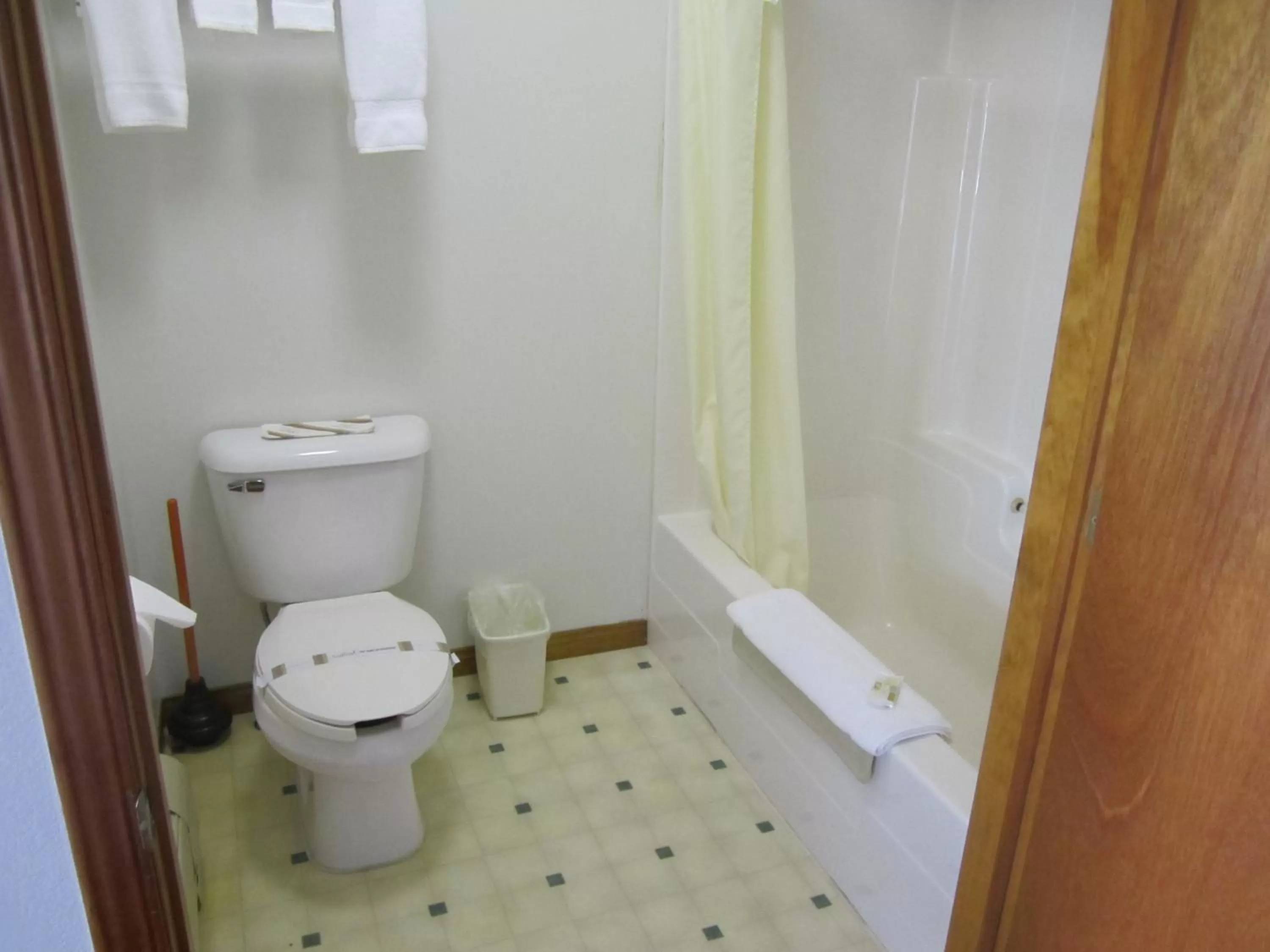 Bathroom in Bishops Country Inn Motel