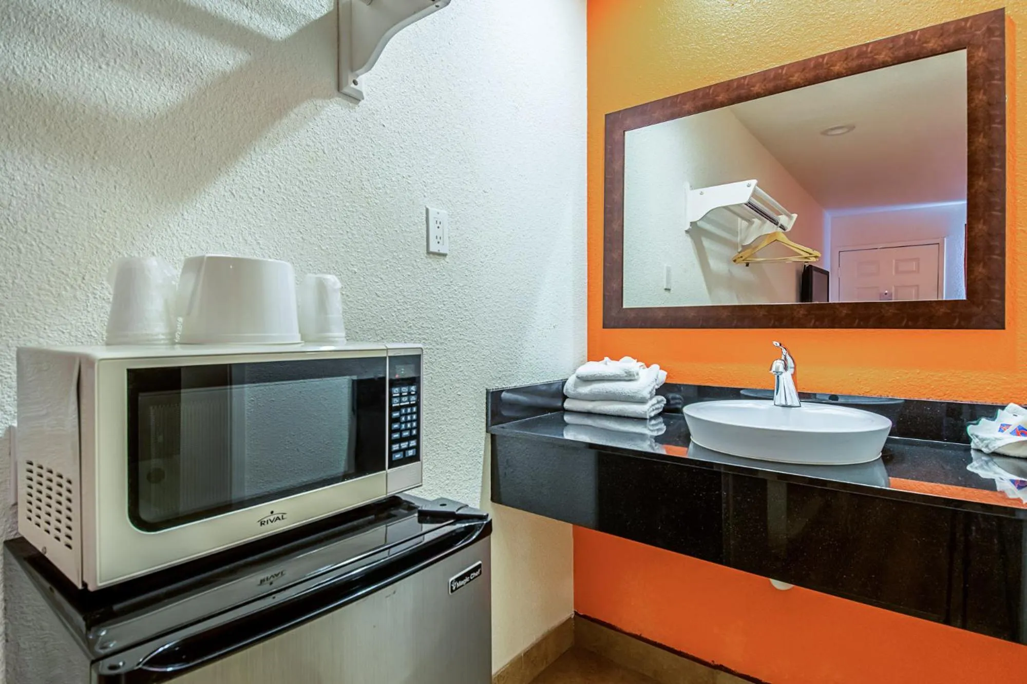 Motel 6-Bakersfield, CA - Airport