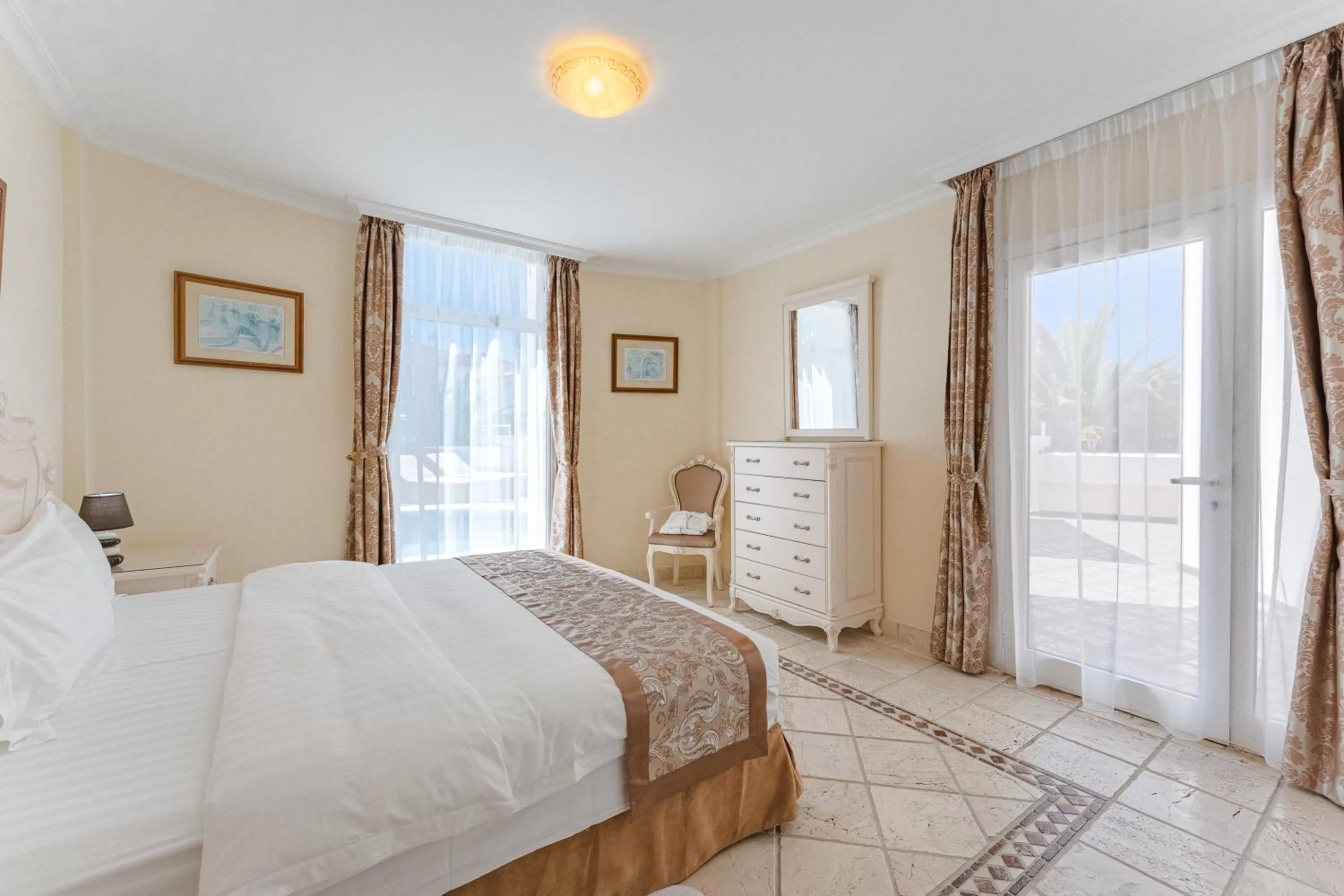 Photo of the whole room, Bed in Flamingo Suites Boutique Hotel