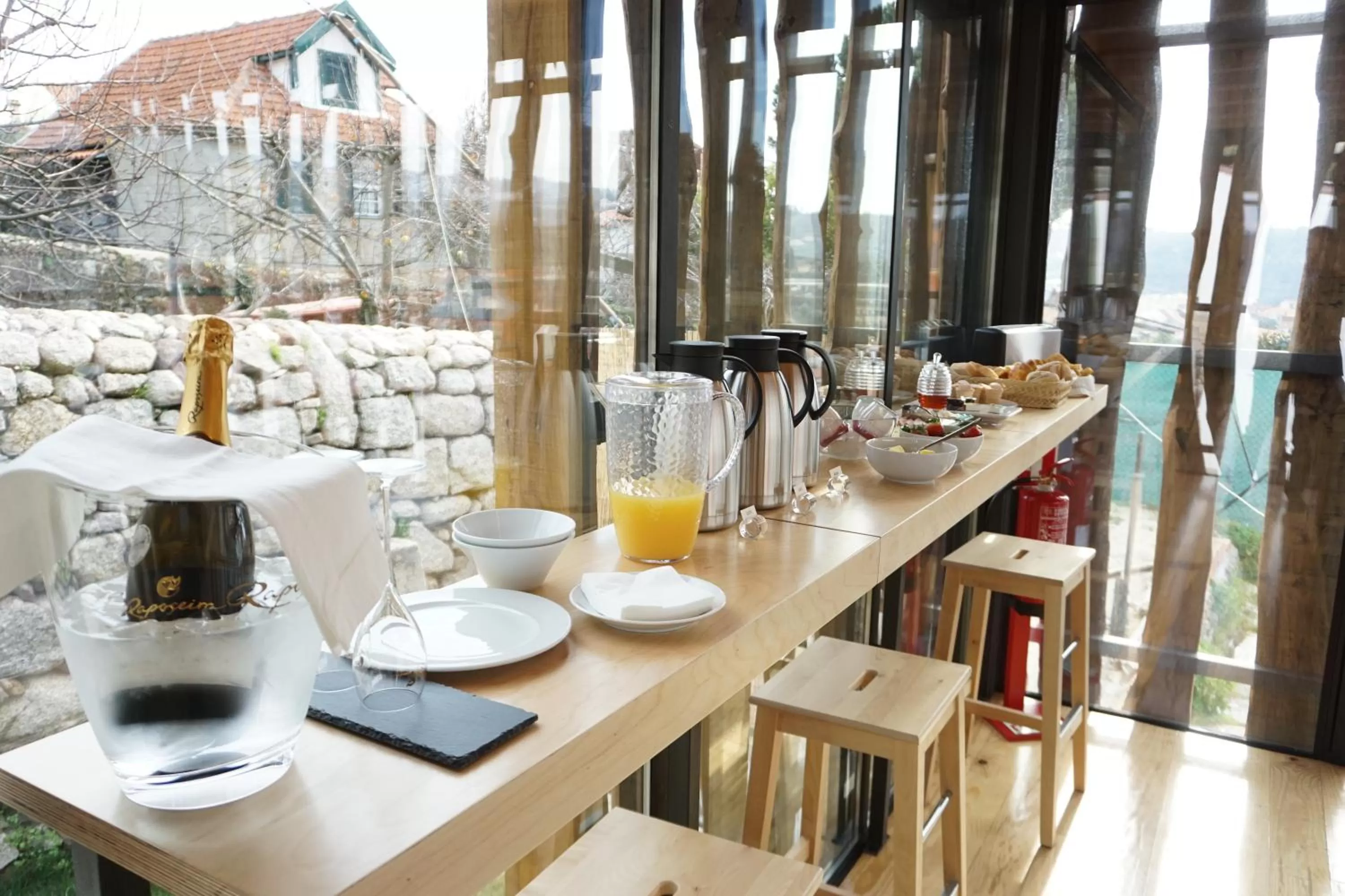 Coffee/tea facilities in Muralha Charm House