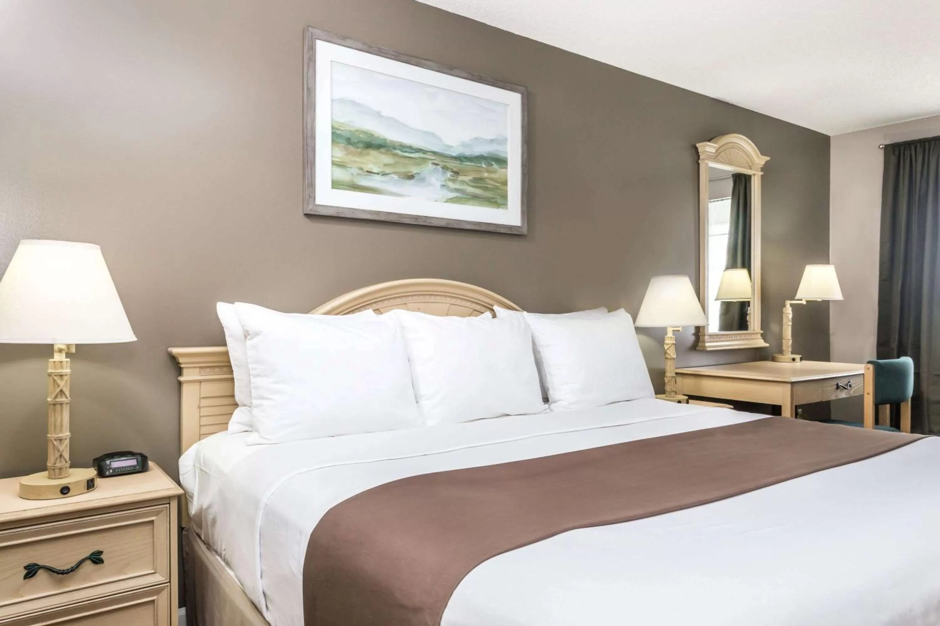 Photo of the whole room, Bed in Super 8 by Wyndham Madison