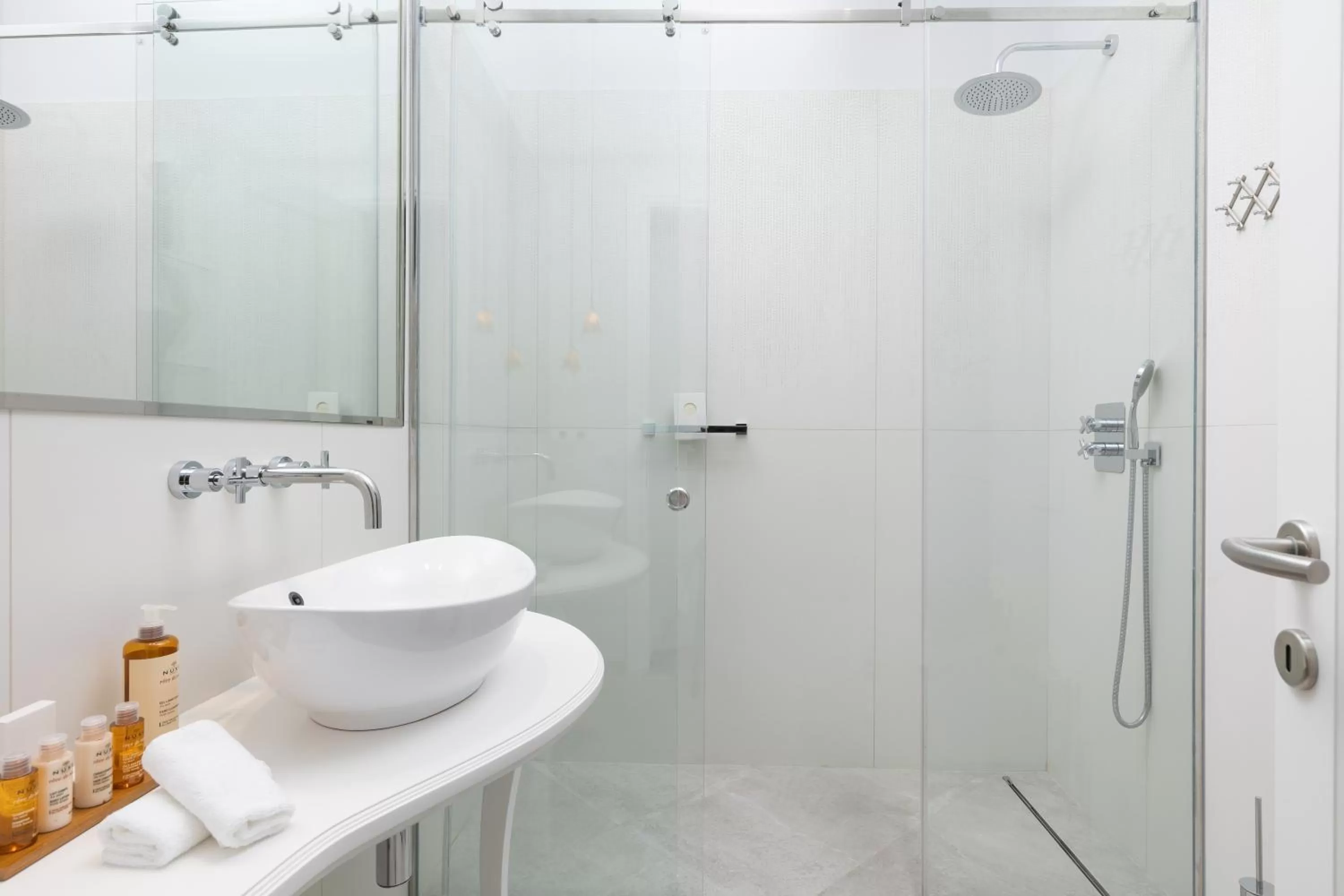 Bathroom in Acanthus blue