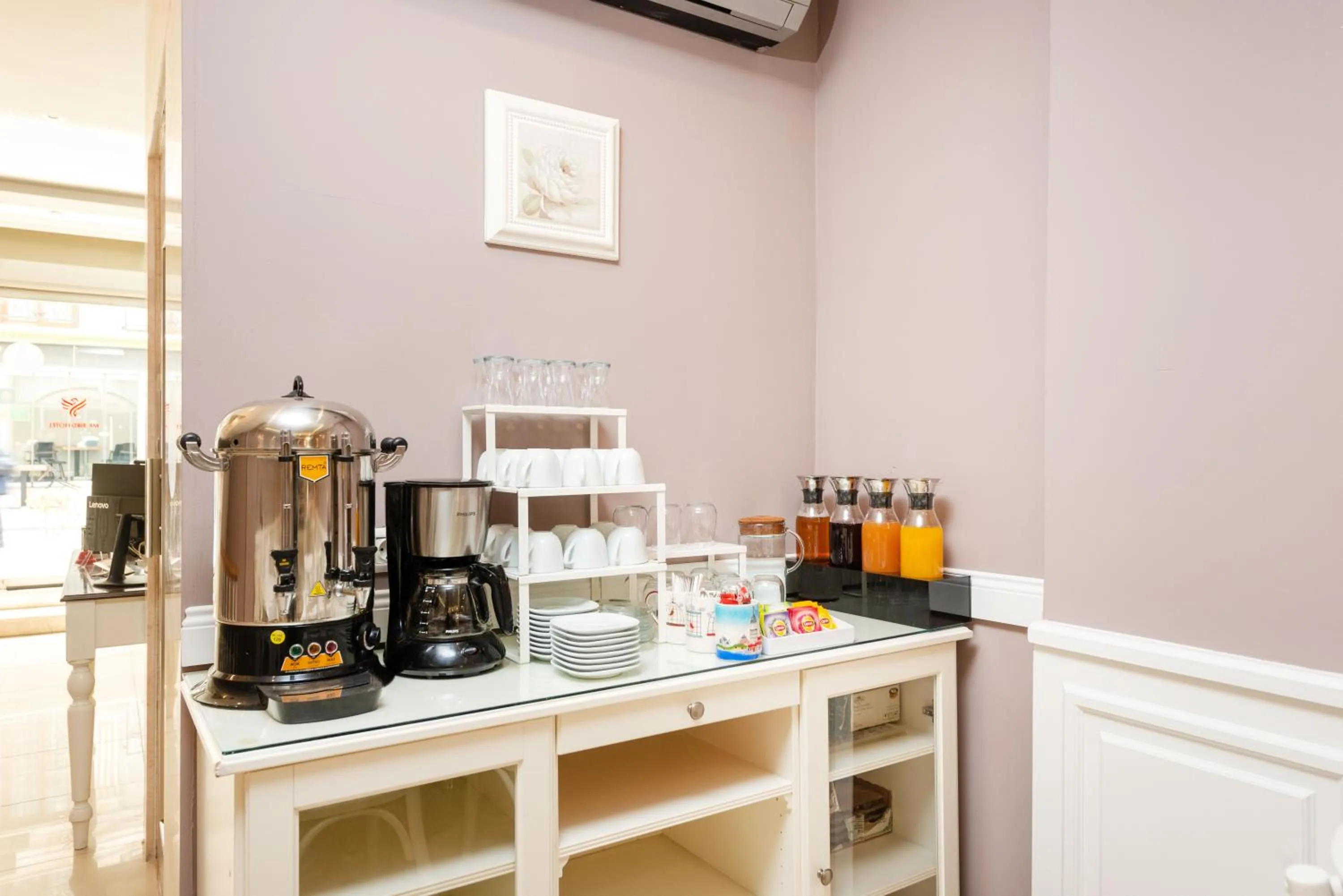 Coffee/tea facilities in Mr. Bird Hotel