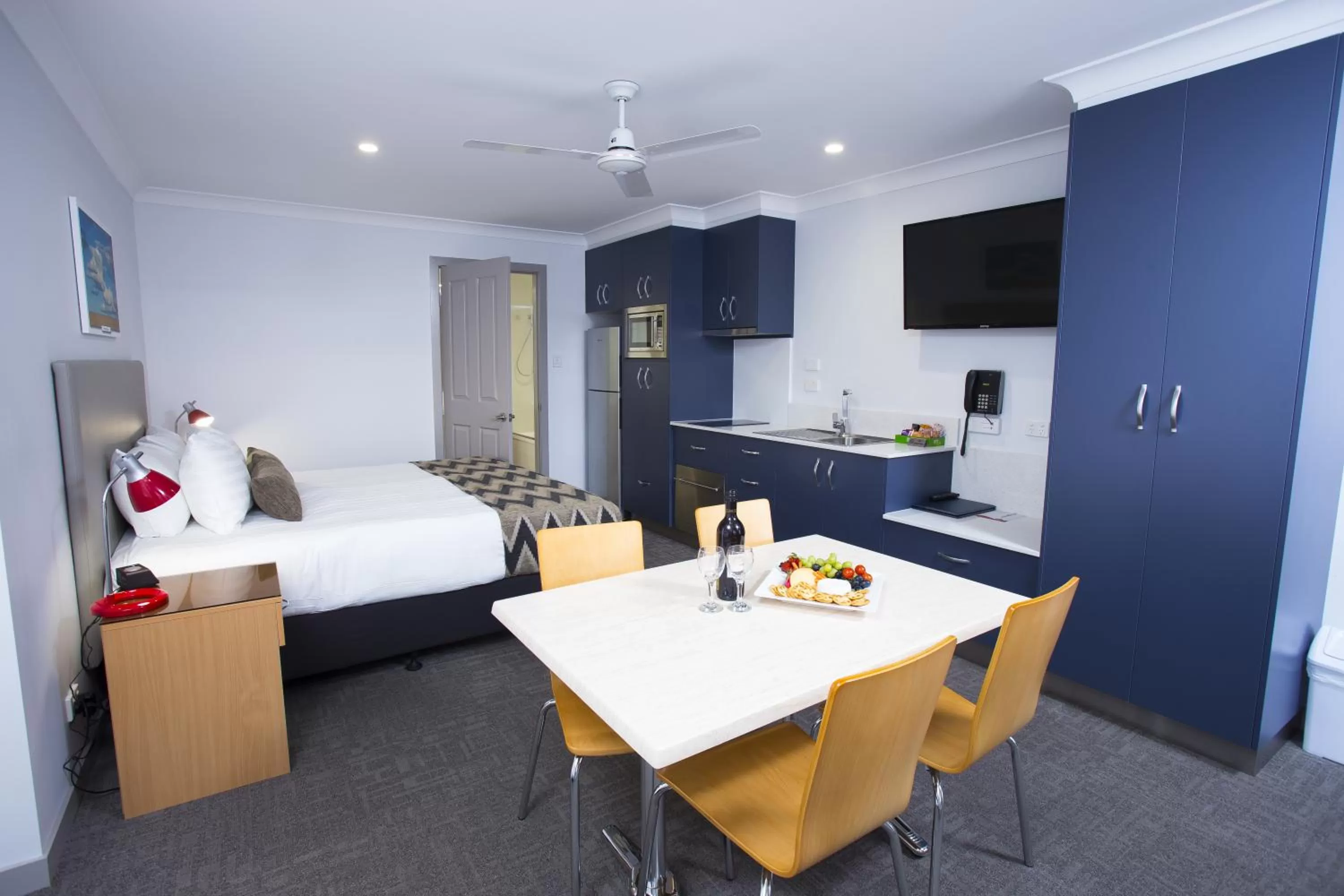 Dining area, Bed in Altitude Motel Apartments