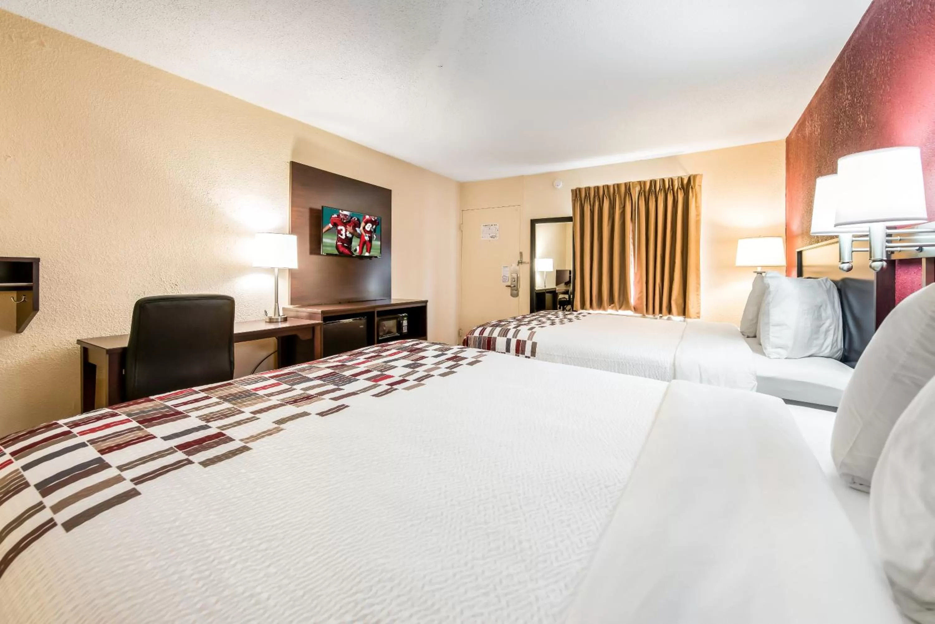 Photo of the whole room, Bed in Red Roof Inn Marion, IN