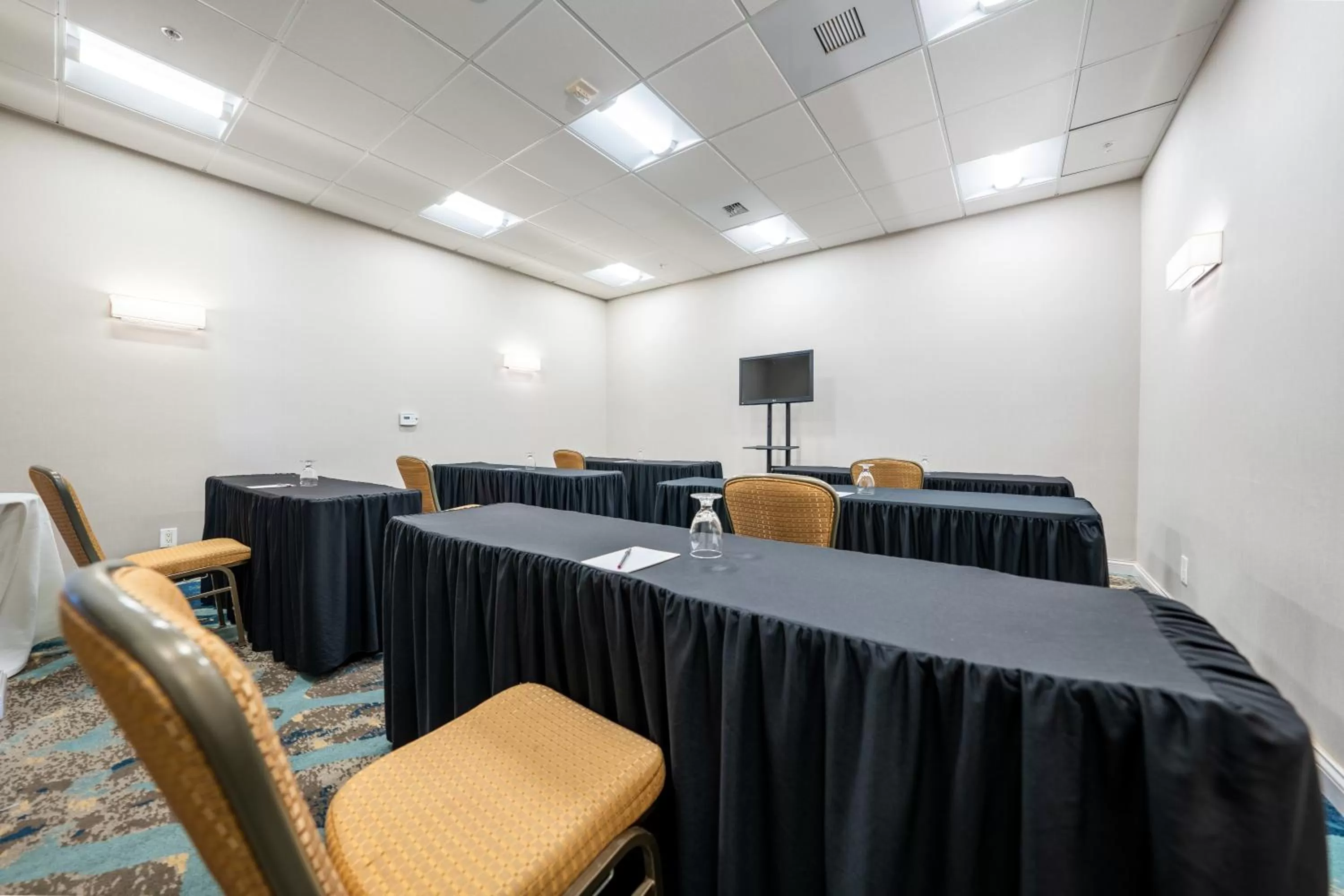 Meeting/conference room in Crowne Plaza Ventura Beach by IHG