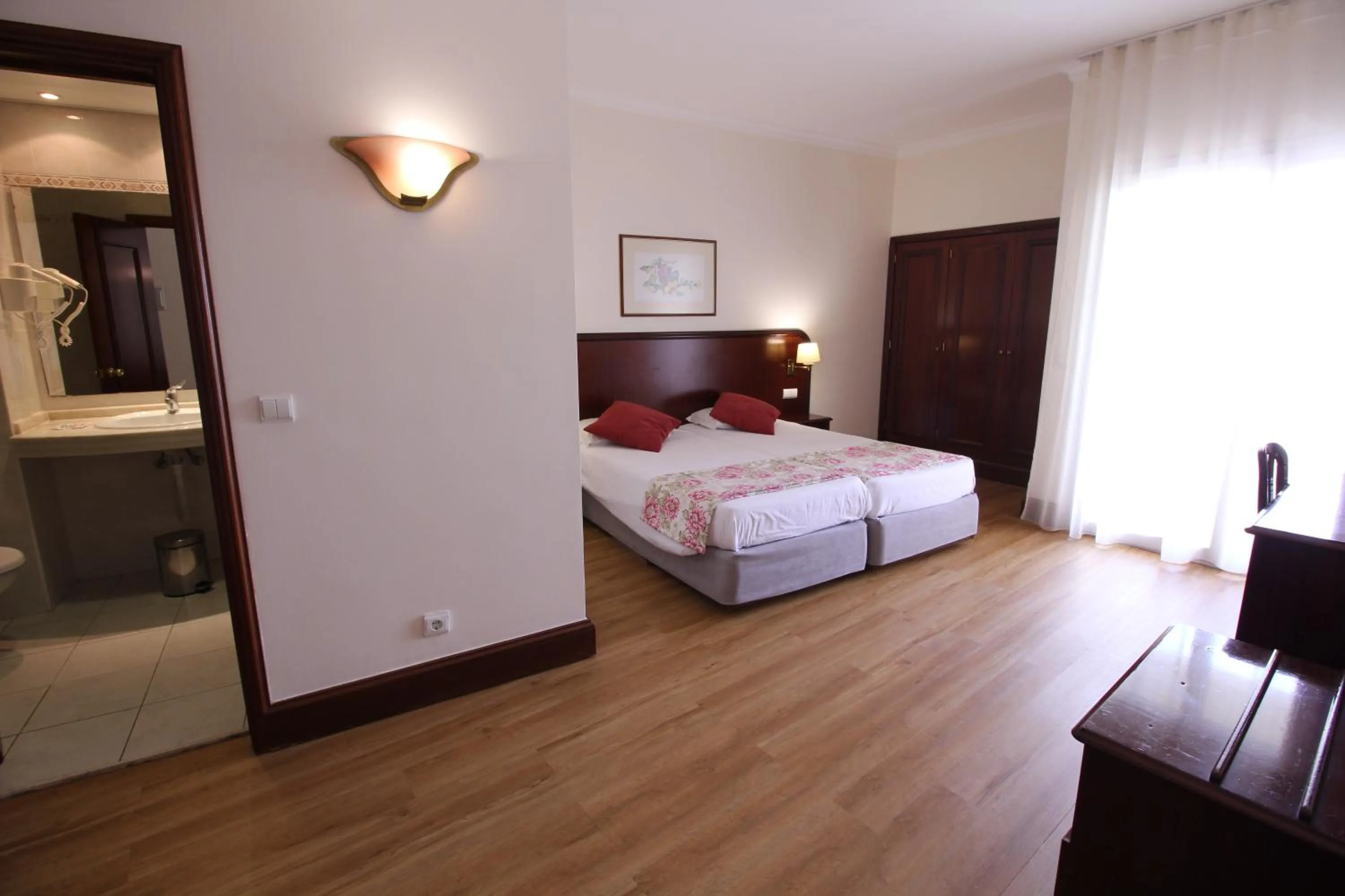 Bathroom, Bed in Suite Hotel Jardins Da Ajuda