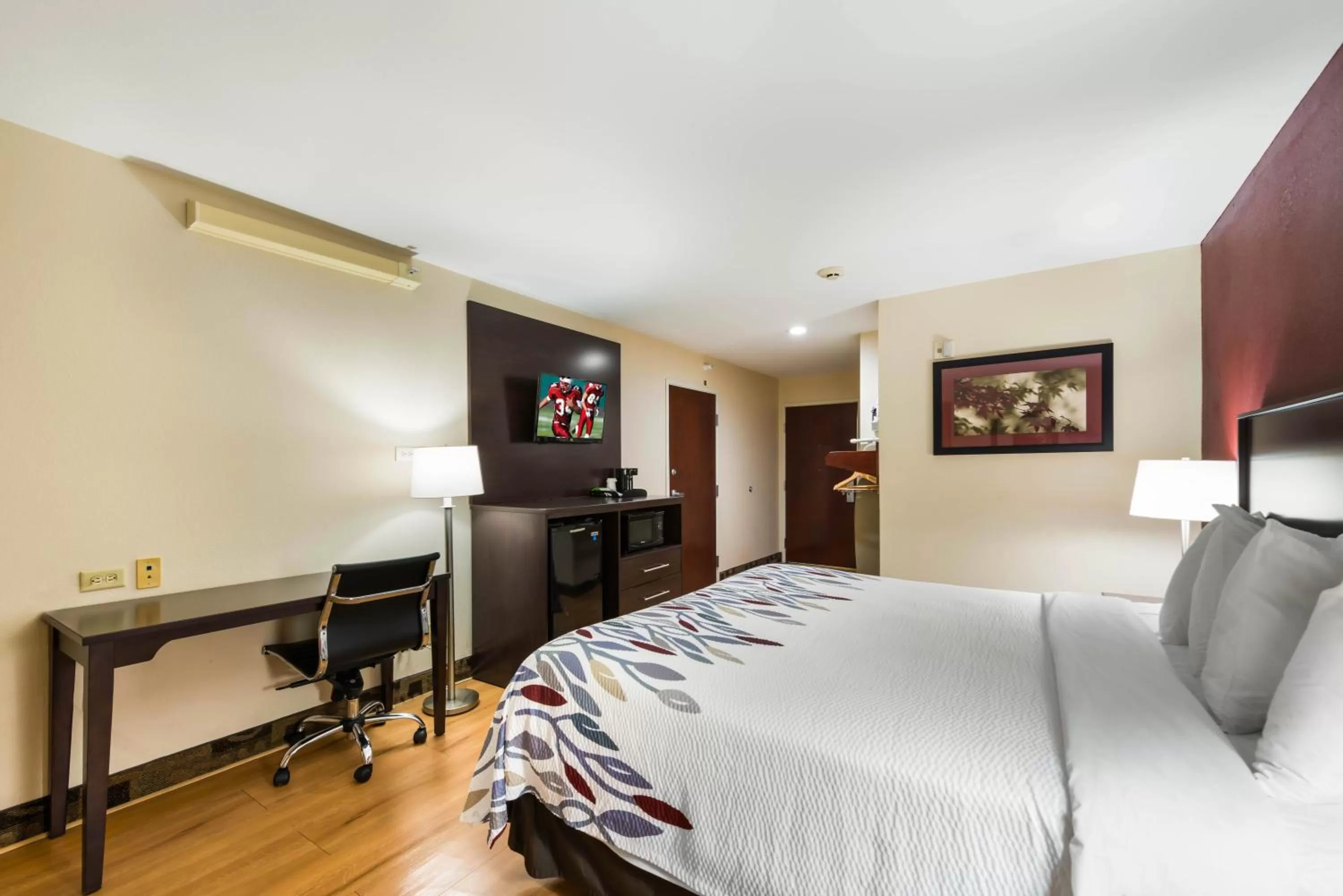 Photo of the whole room, Bed in Red Roof Inn & Suites Monee