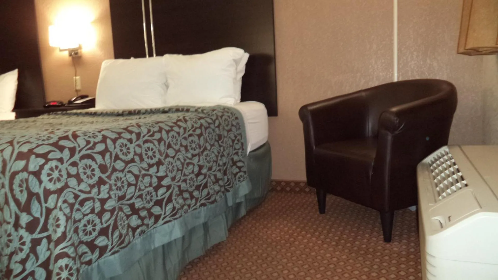 Bed in Days Inn by Wyndham Maumee/Toledo