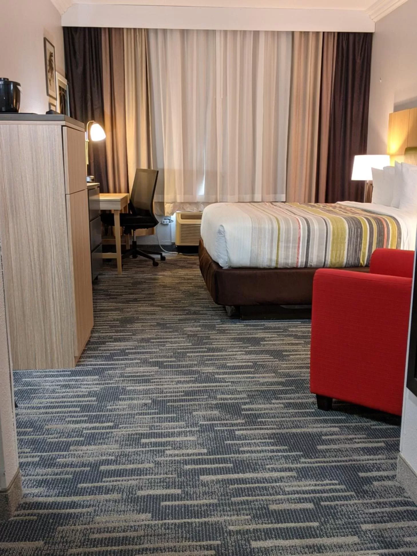 Bed in Country Inn & Suites by Radisson, Nashville, TN