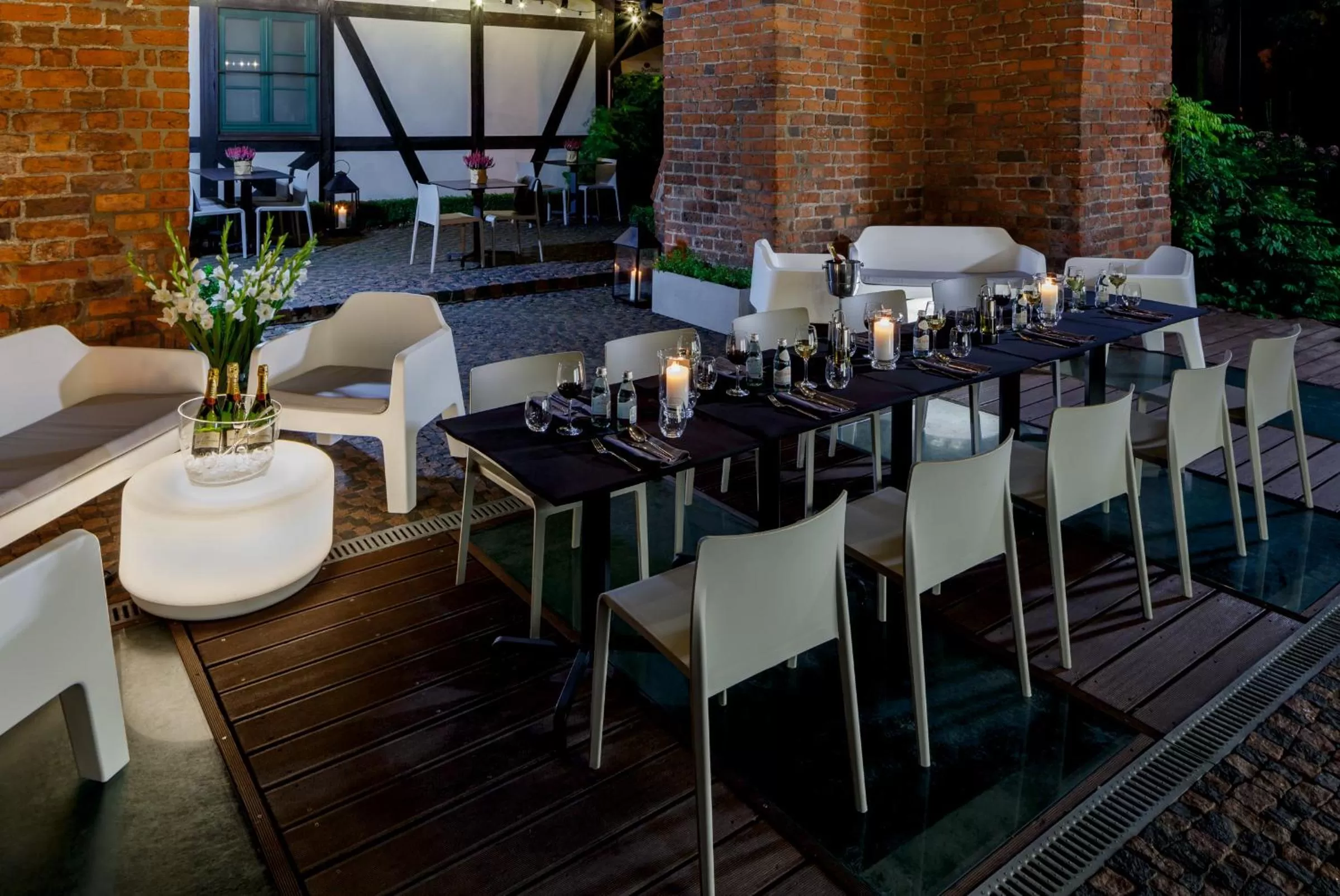 Restaurant/places to eat in Hotel 1231