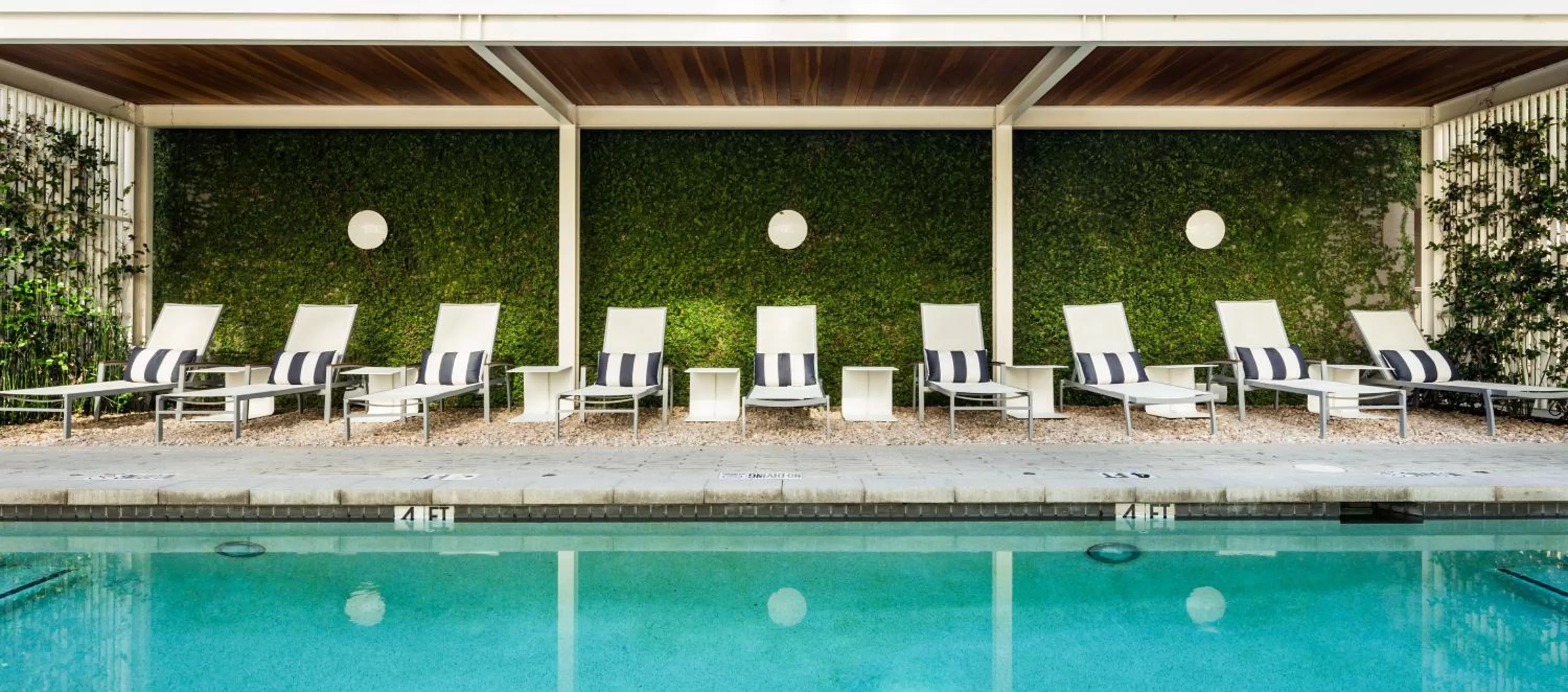 Swimming pool in Hotel Ella