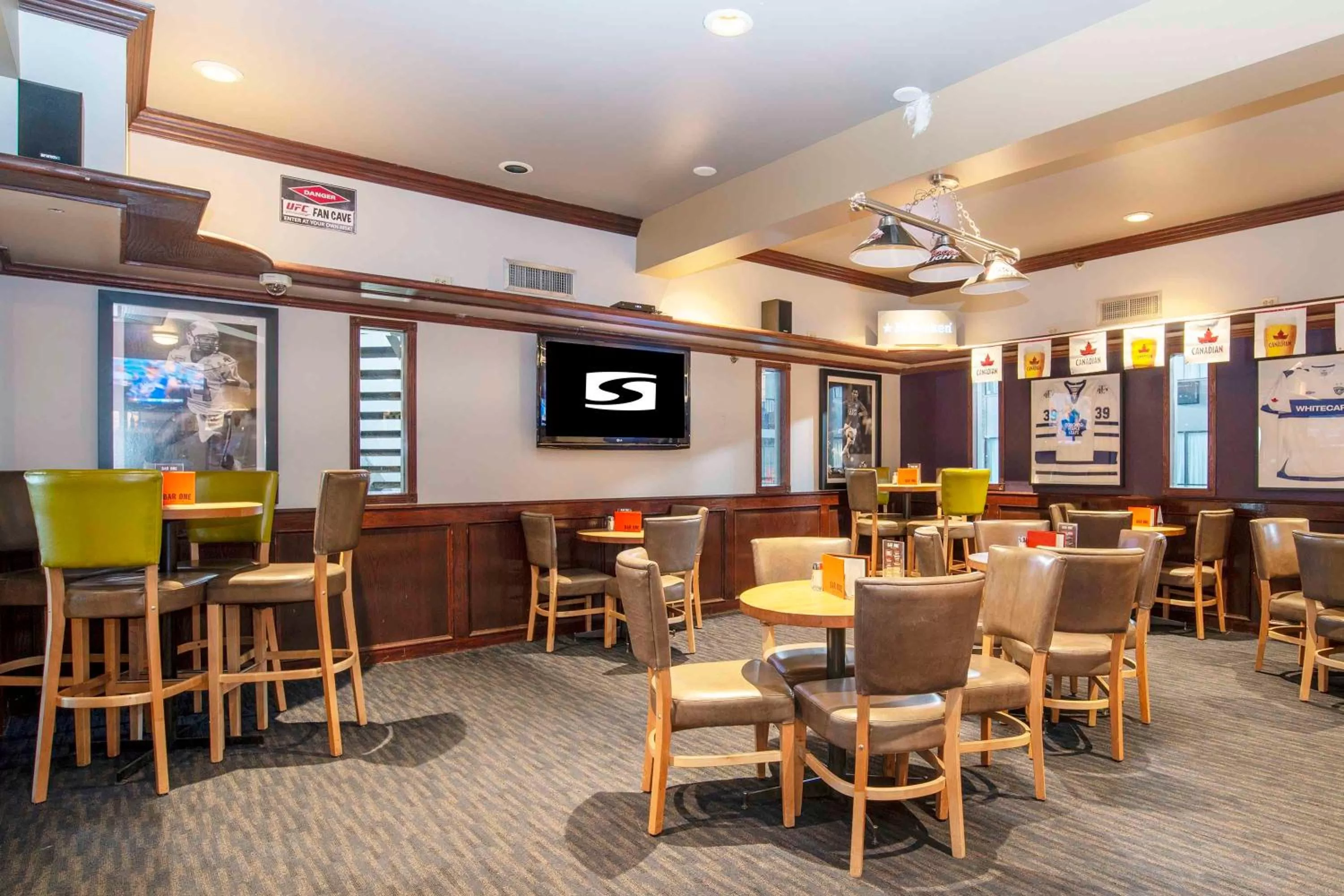 Restaurant/places to eat in Sandman Hotel & Suites Kelowna