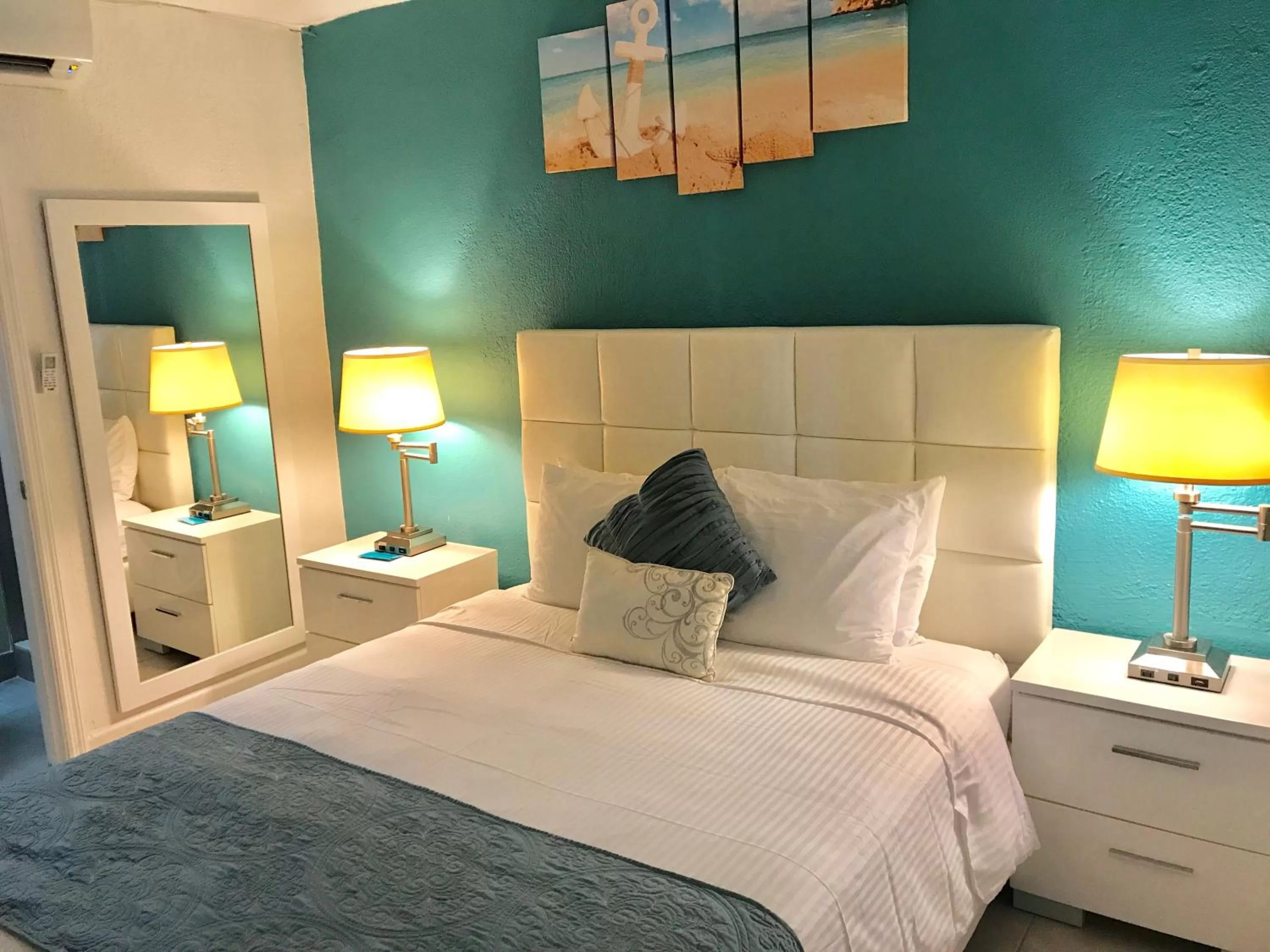 Photo of the whole room, Bed in Castle by the Sea Motel