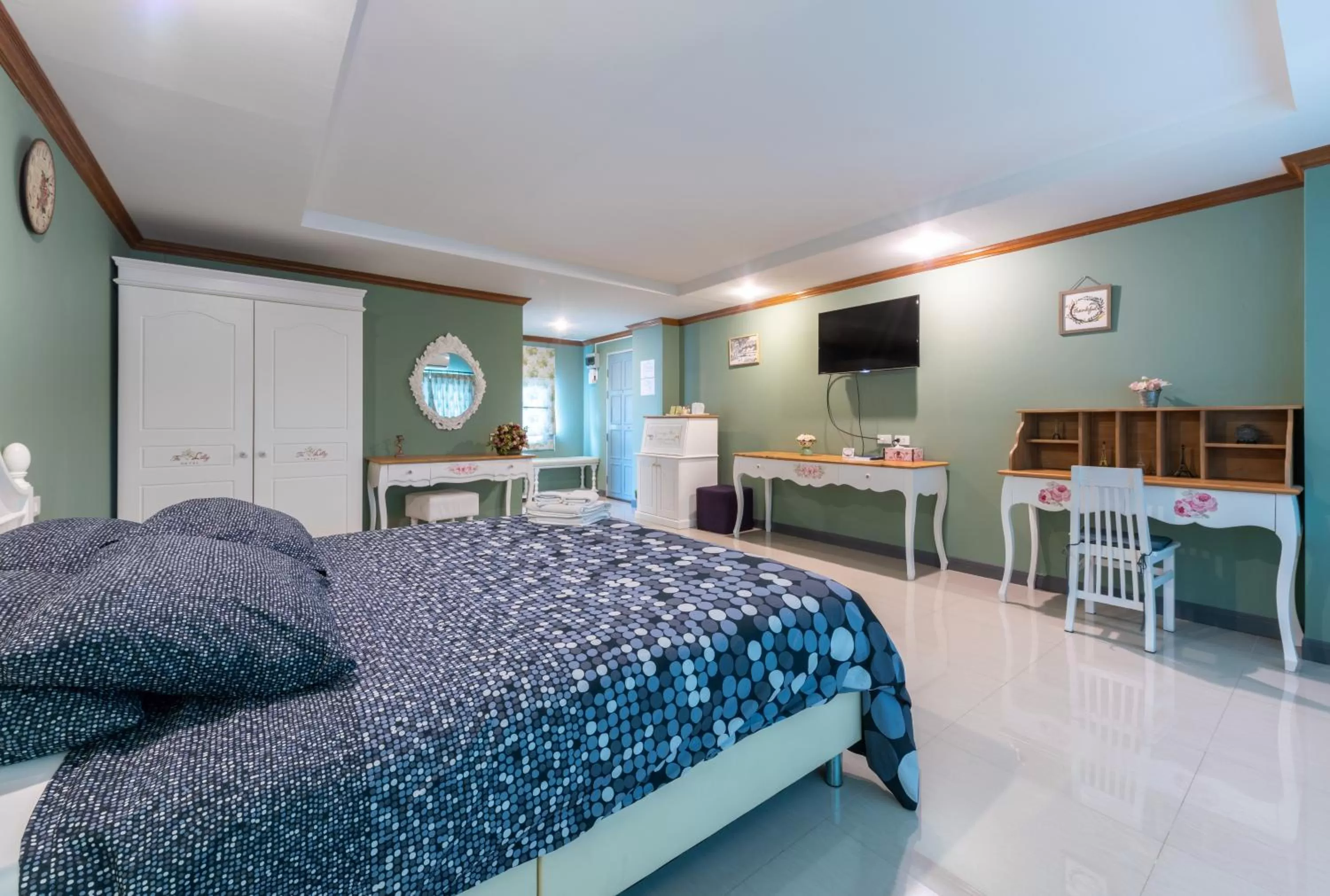 Bedroom, Bed in The Lilly Hotel