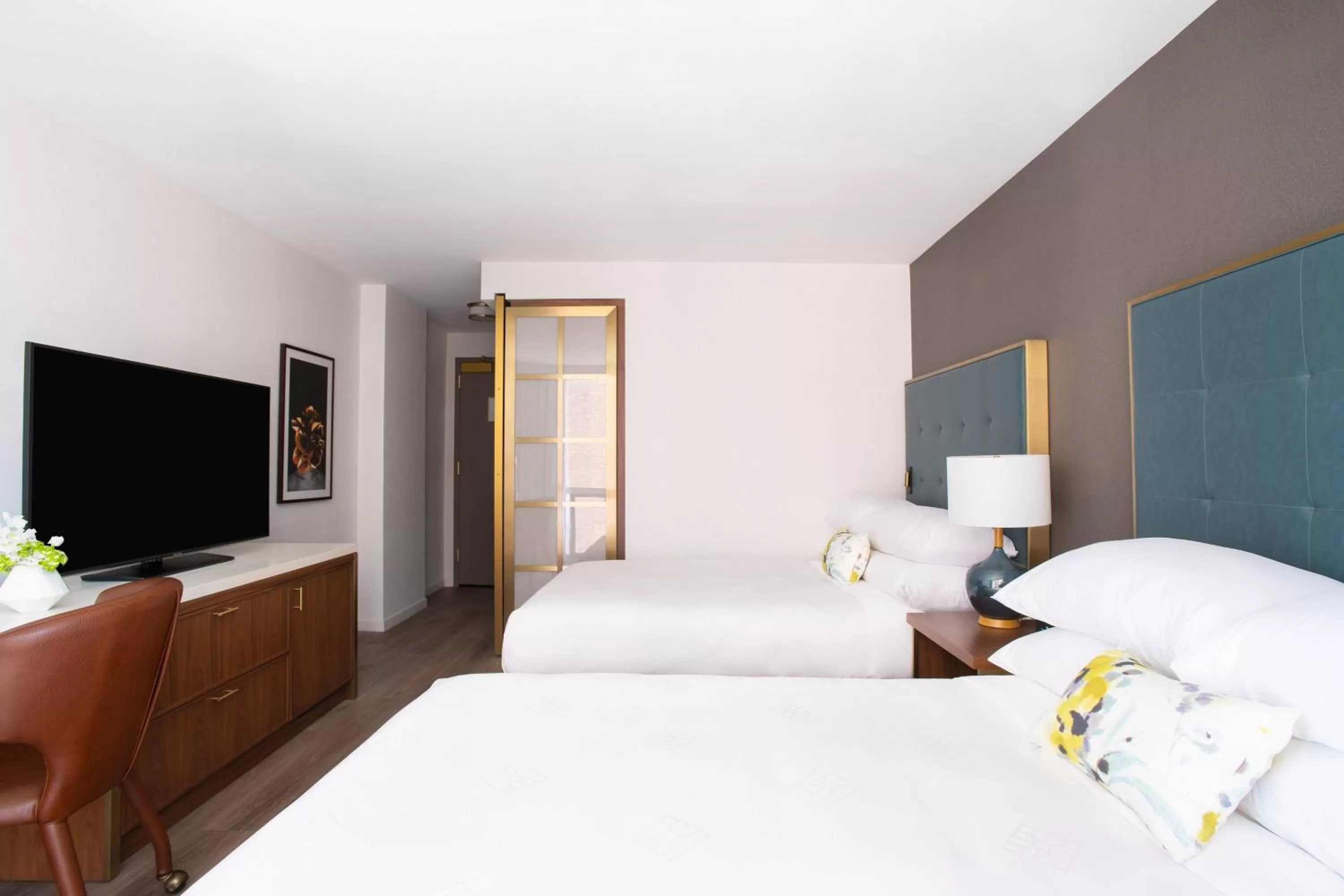 Photo of the whole room, Bed in Le Meridien Essex Chicago