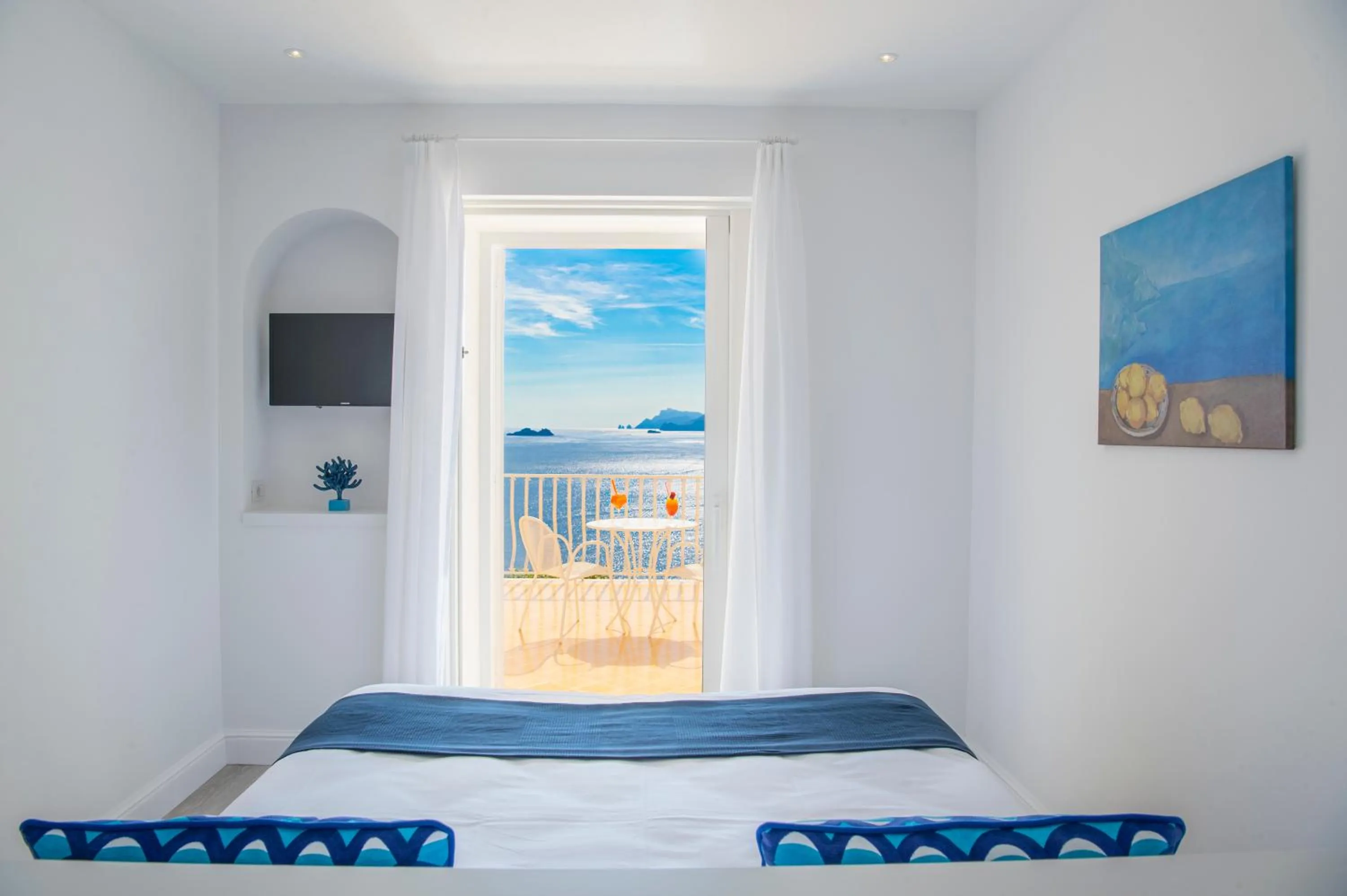 Sea view, Bed in Tramonto d'Oro