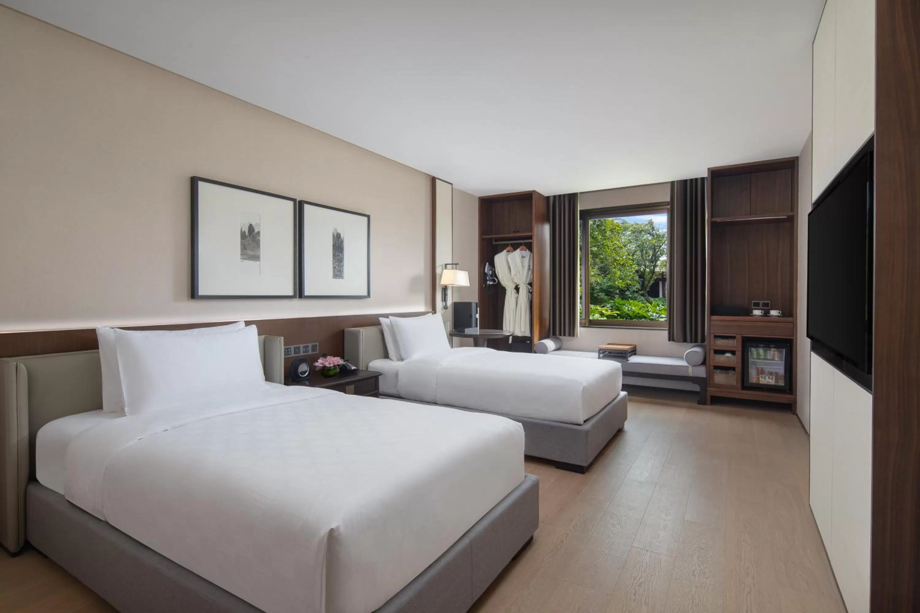 Photo of the whole room, Bed in HUALUXE Xi'an Tanghua by IHG