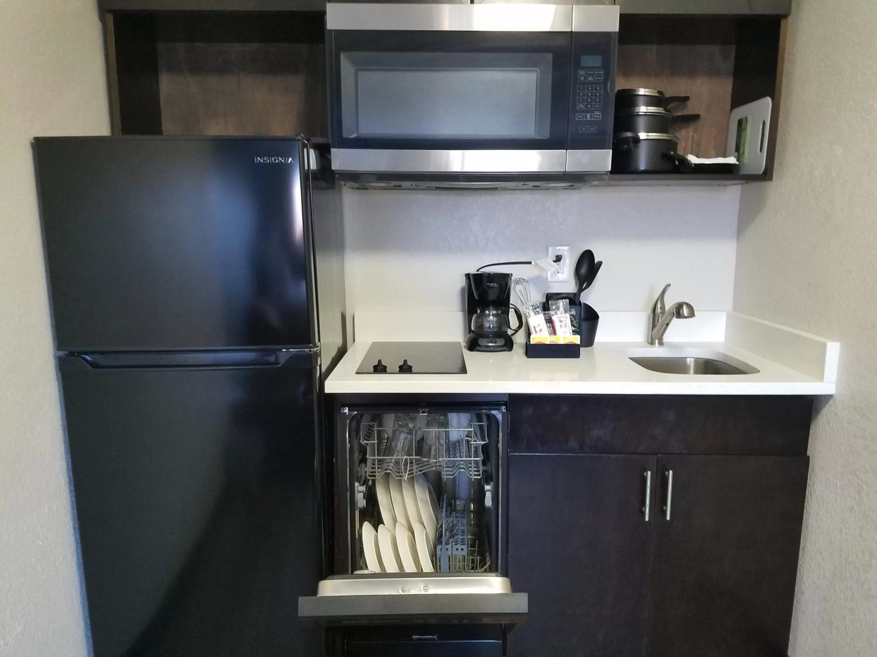 Kitchen or kitchenette in Hotel South Tampa & Suites