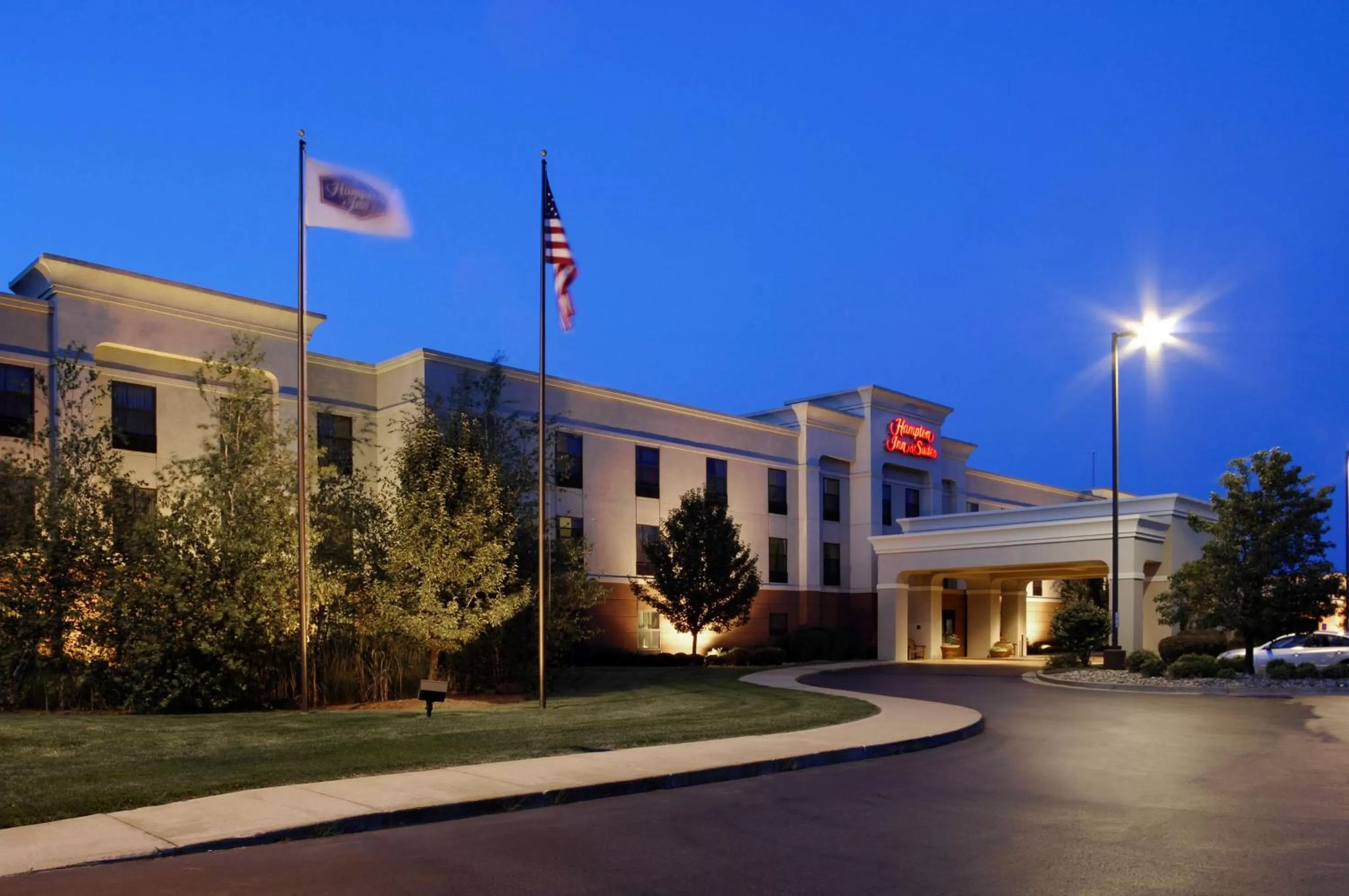 Property building in Hampton Inn & Suites Kalamazoo-Oshtemo