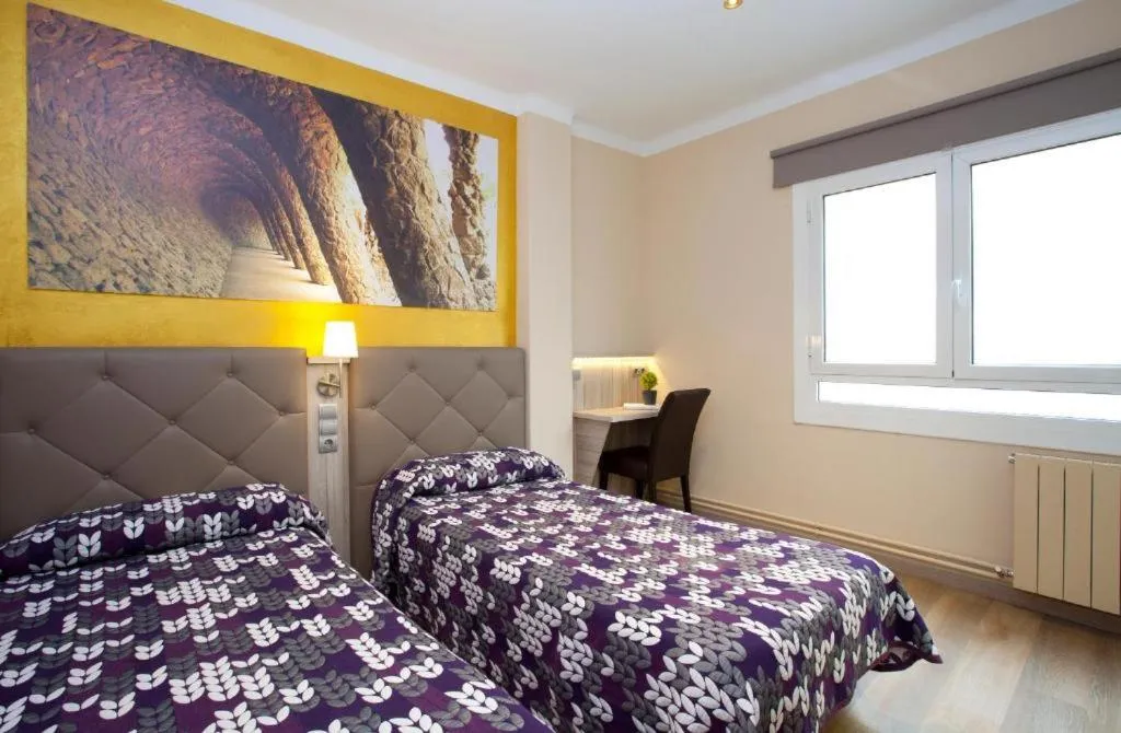 Bedroom, Bed in Hostal Barcelona