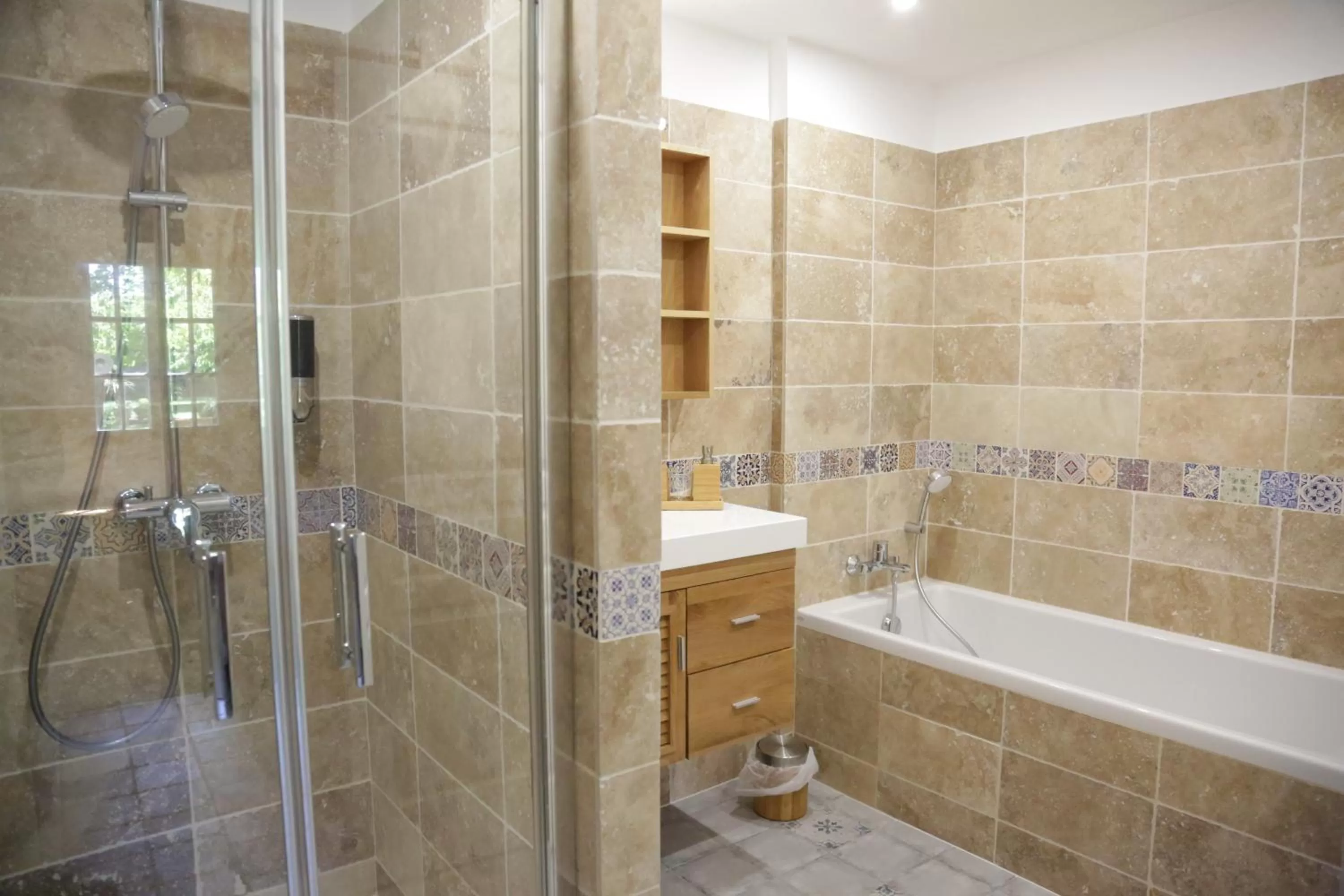 Shower, Bathroom in Le Pavillon Vert - B&B