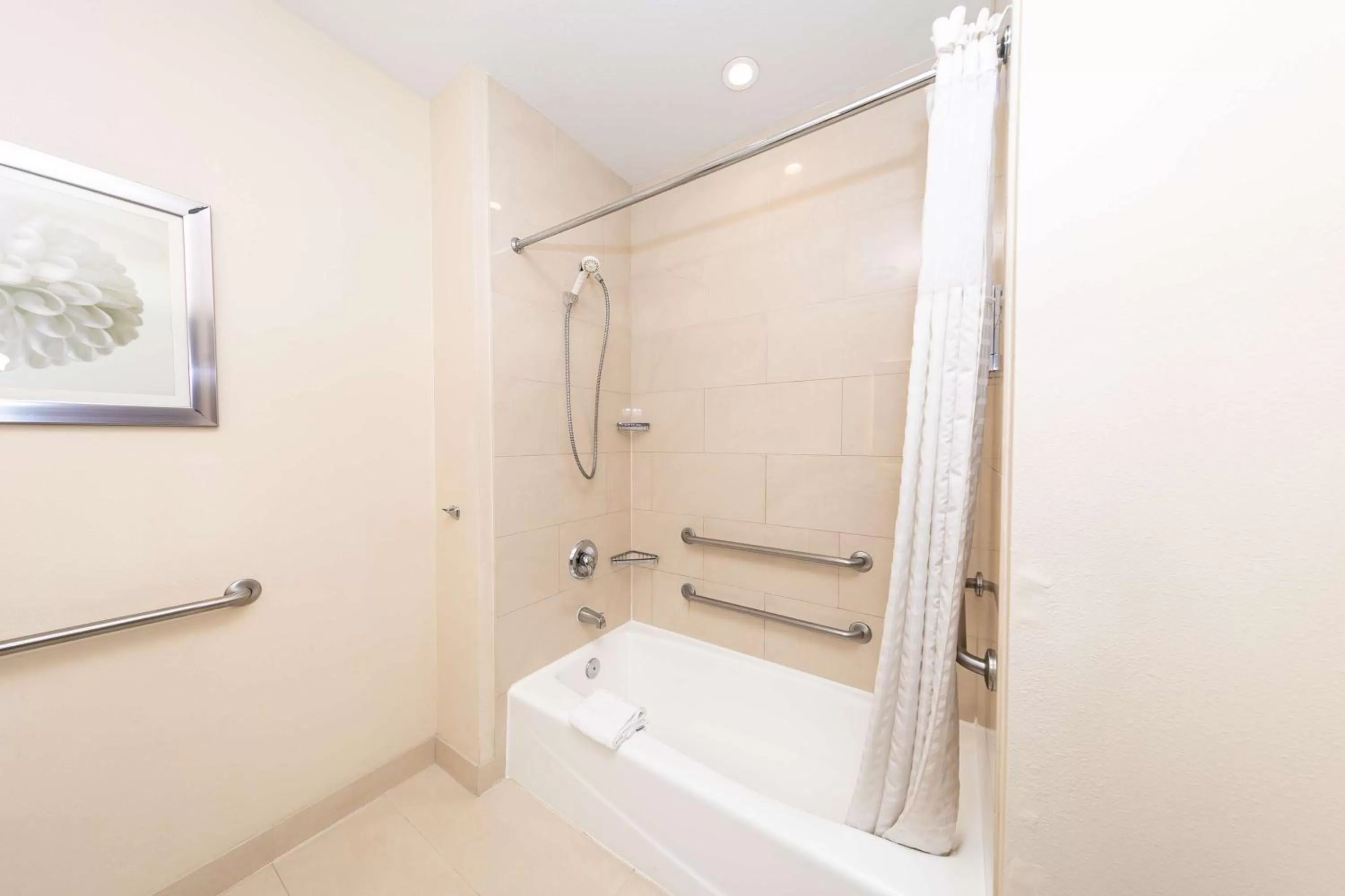 Bathroom in Best Western Inn & Suites San Diego Zoo -SeaWorld Area