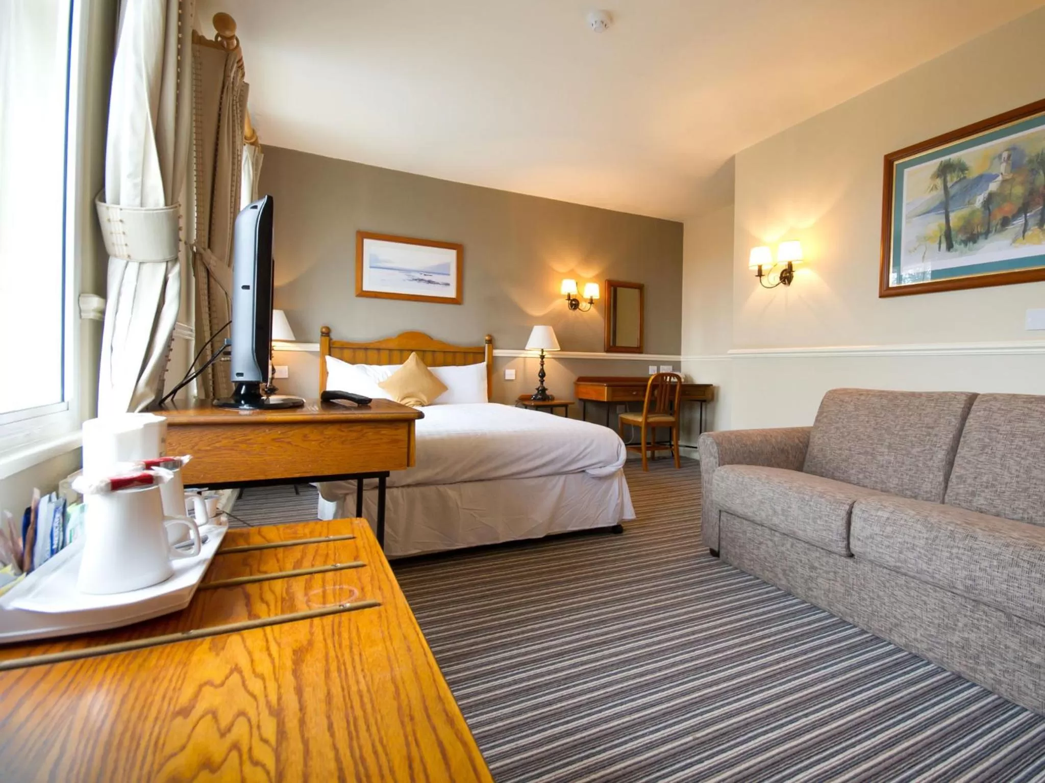 Photo of the whole room, Bed in The Bears Head by Innkeeper's Collection