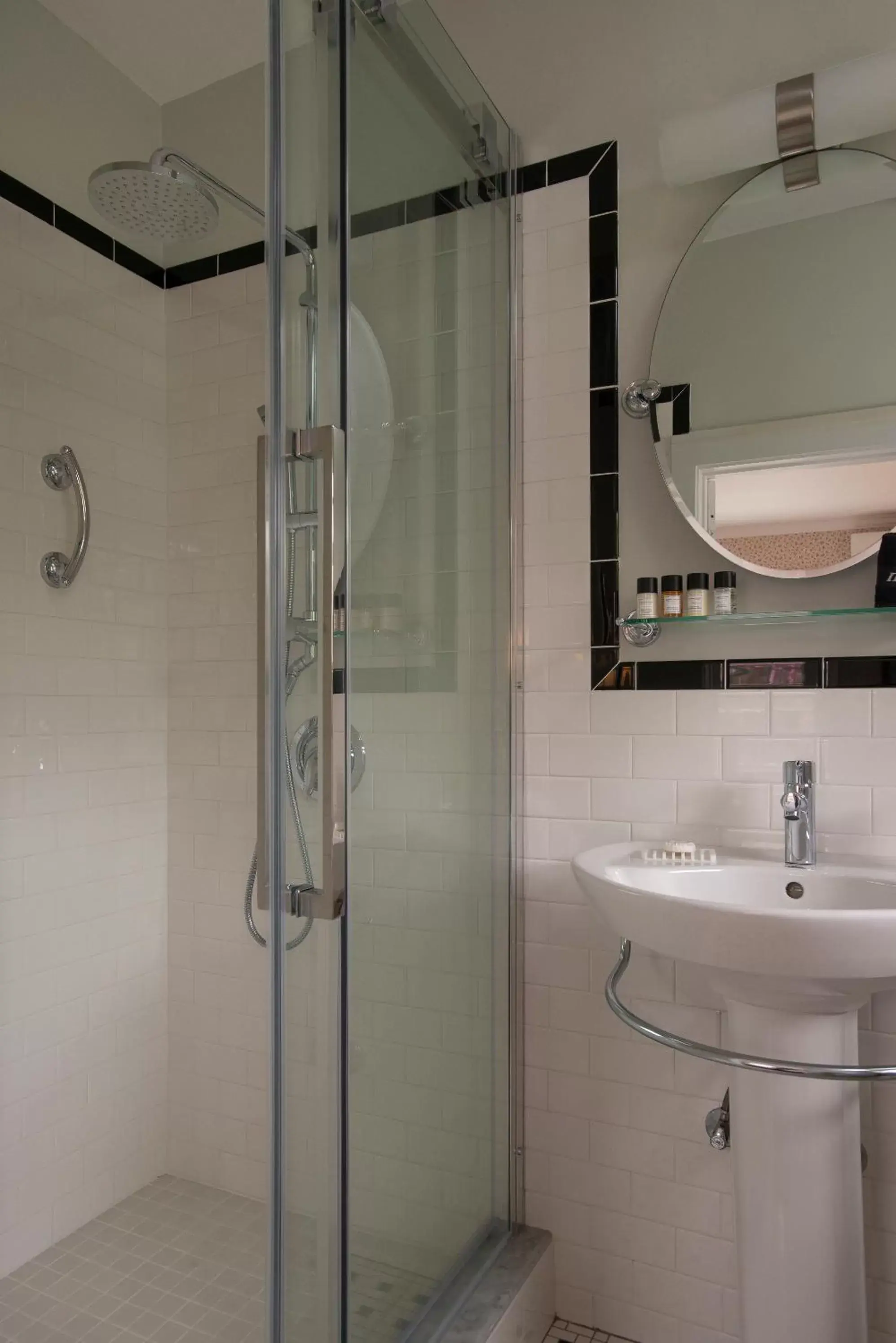 Queen Room (Maximum 2 guests, Including Children) in Village Inn Queen Room (Maximum 2 guests, Including Children) in Village Inn