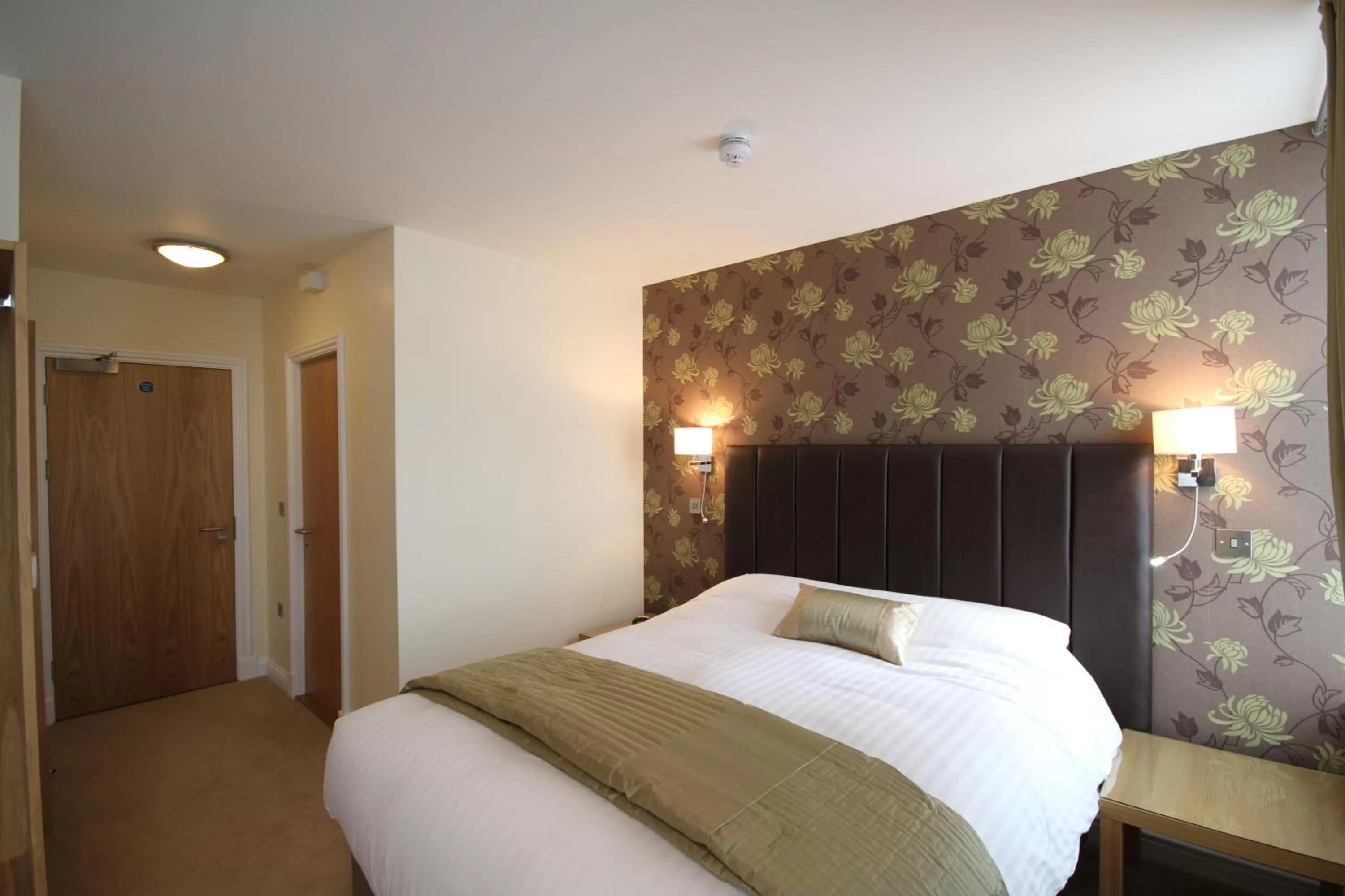 Photo of the whole room, Bed in The Lion Hotel